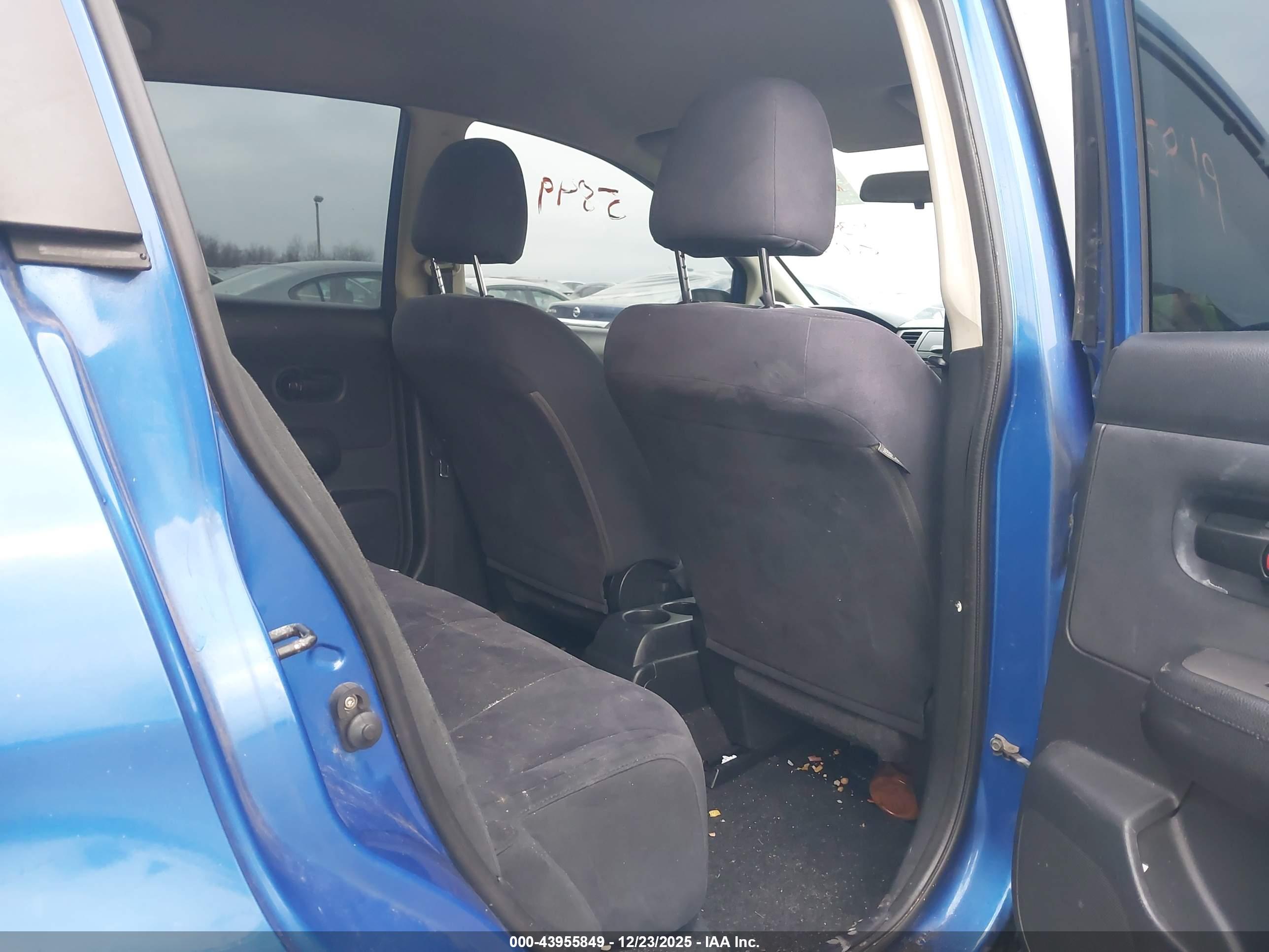 NISSAN VERSA image 8