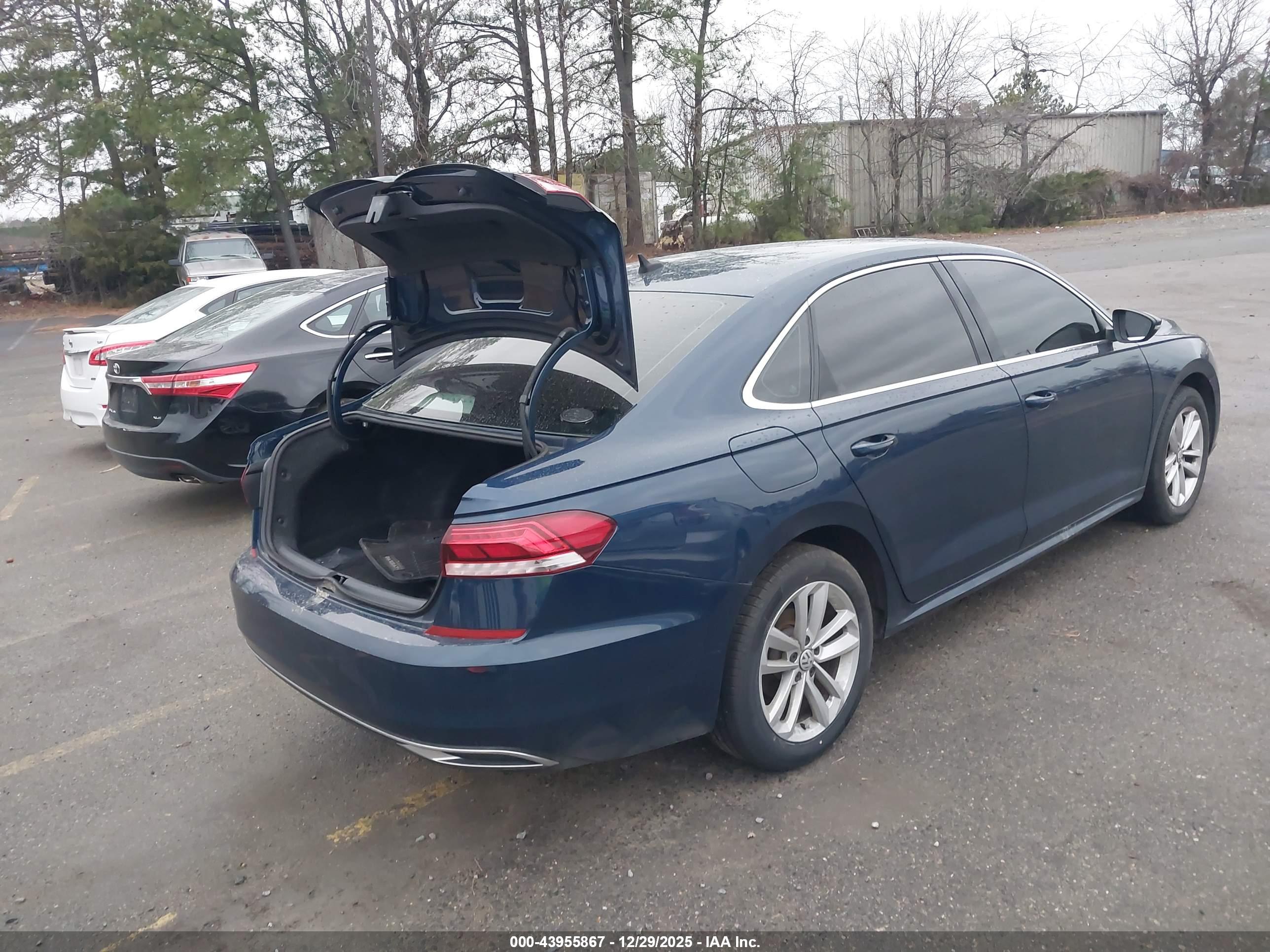 VOLKSWAGEN PASSAT image 4