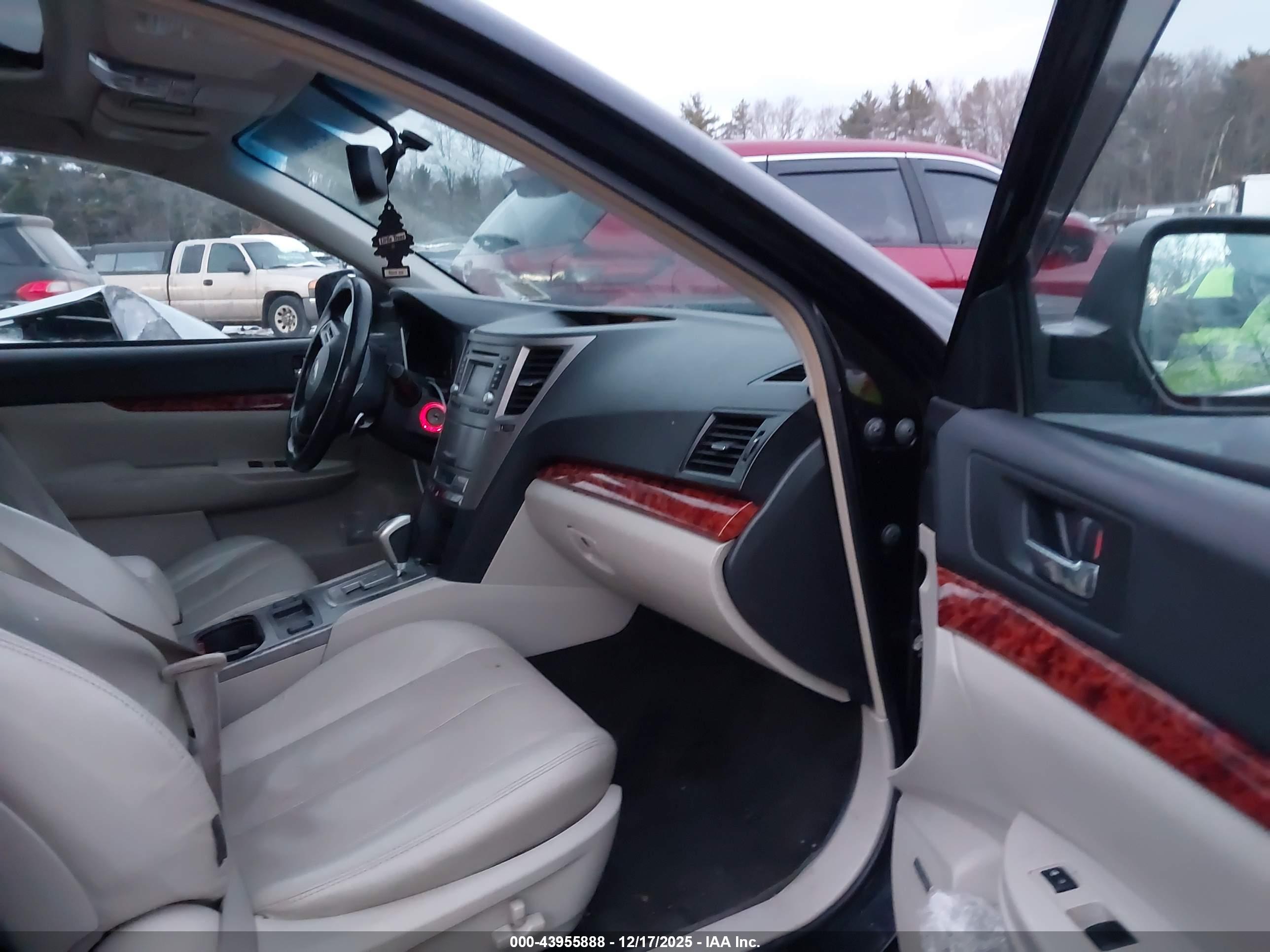 SUBARU OUTBACK image 5
