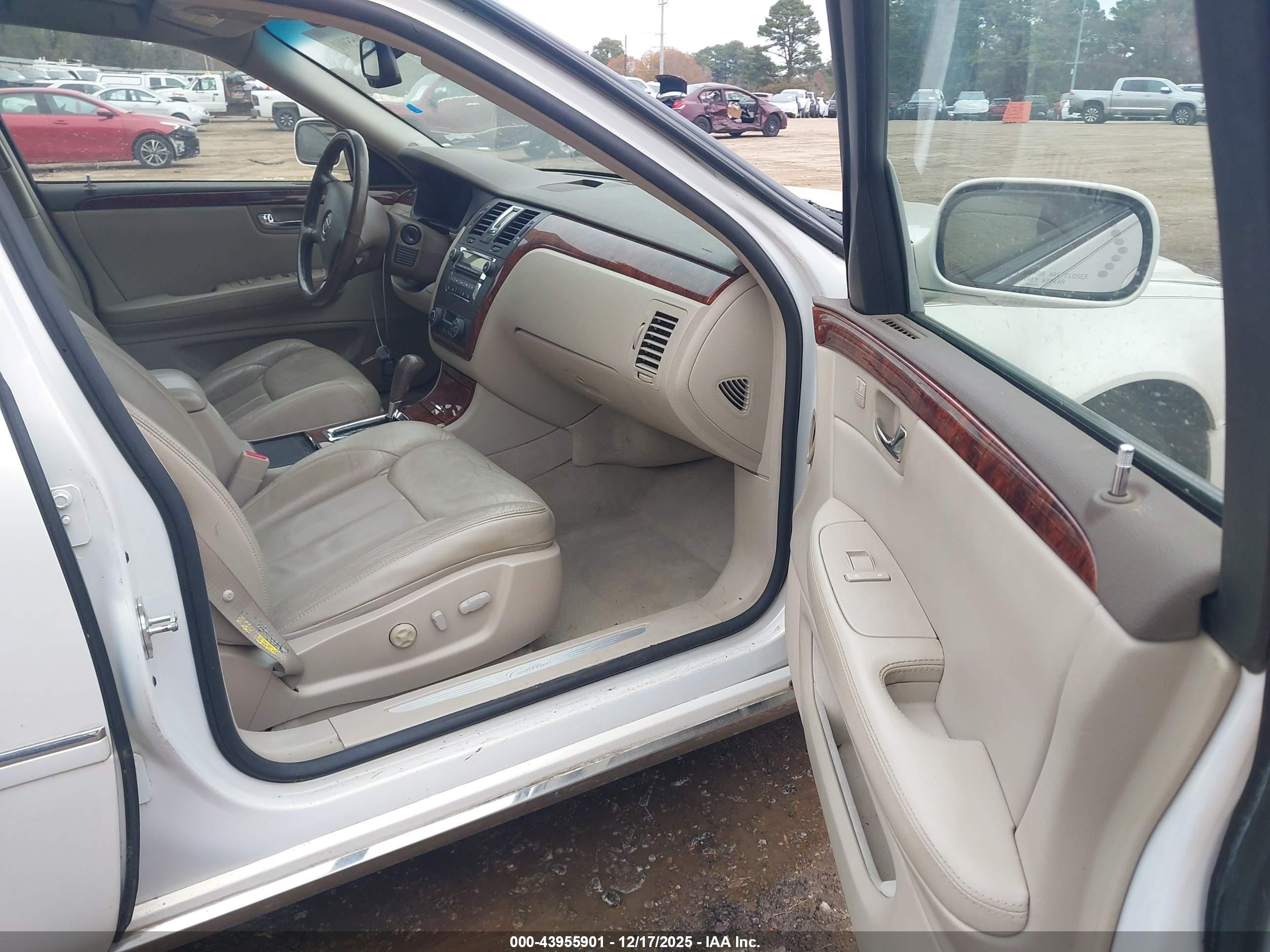 CADILLAC DTS image 5
