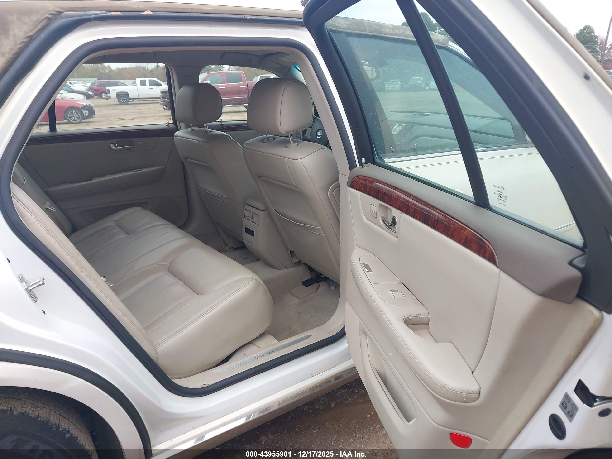 CADILLAC DTS image 8