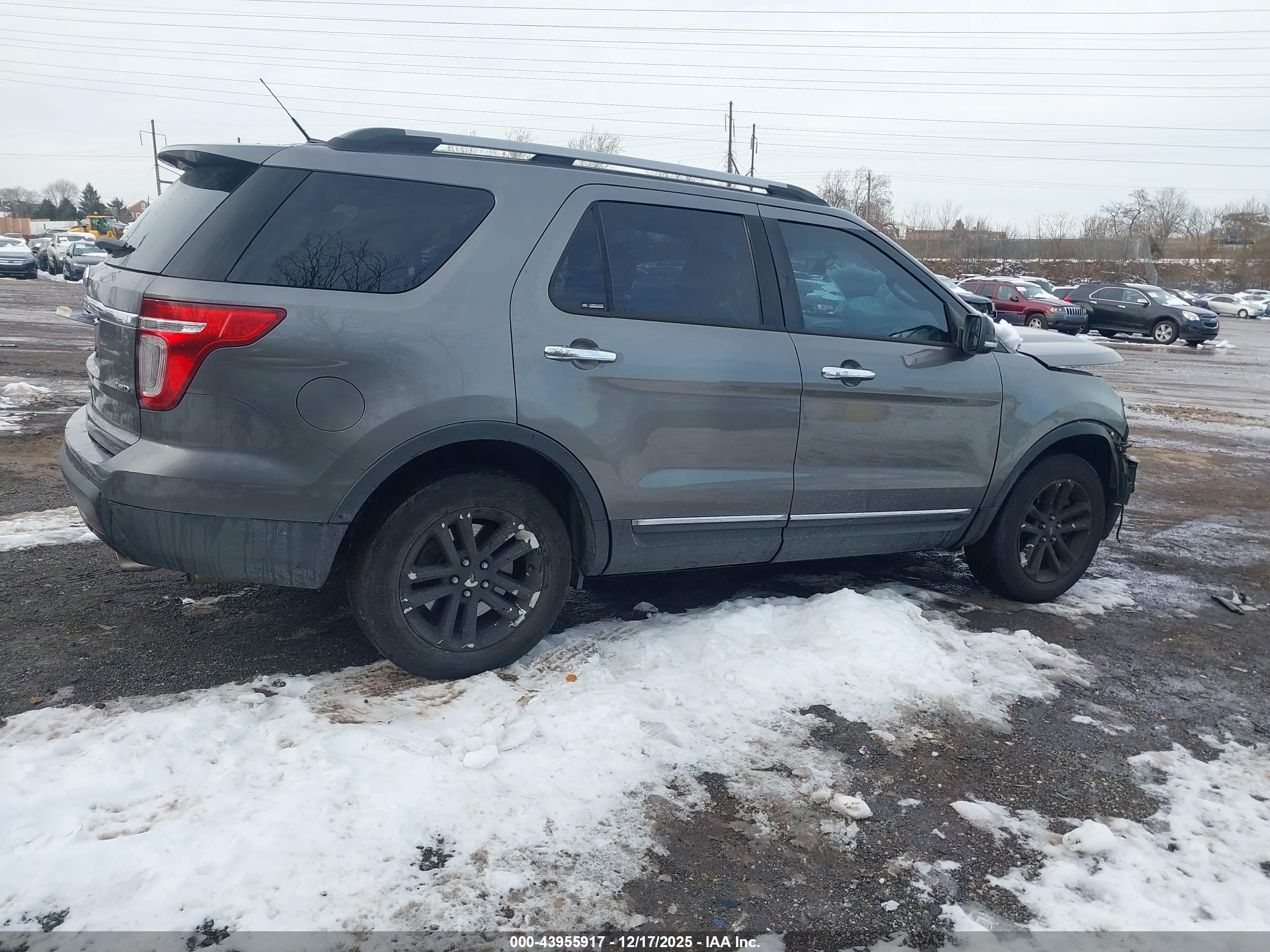 FORD EXPLORER image 4