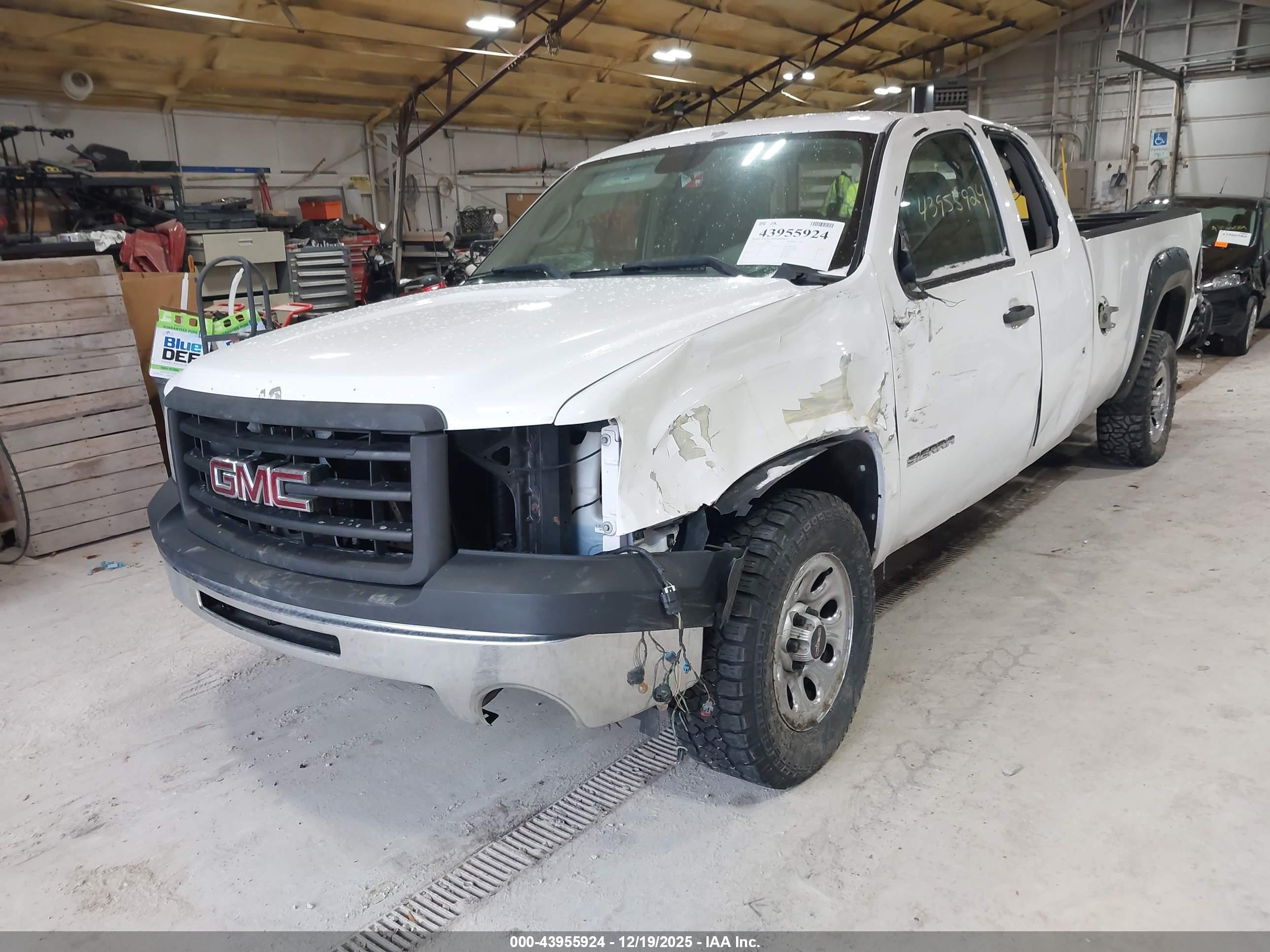 GMC SIERRA image 2