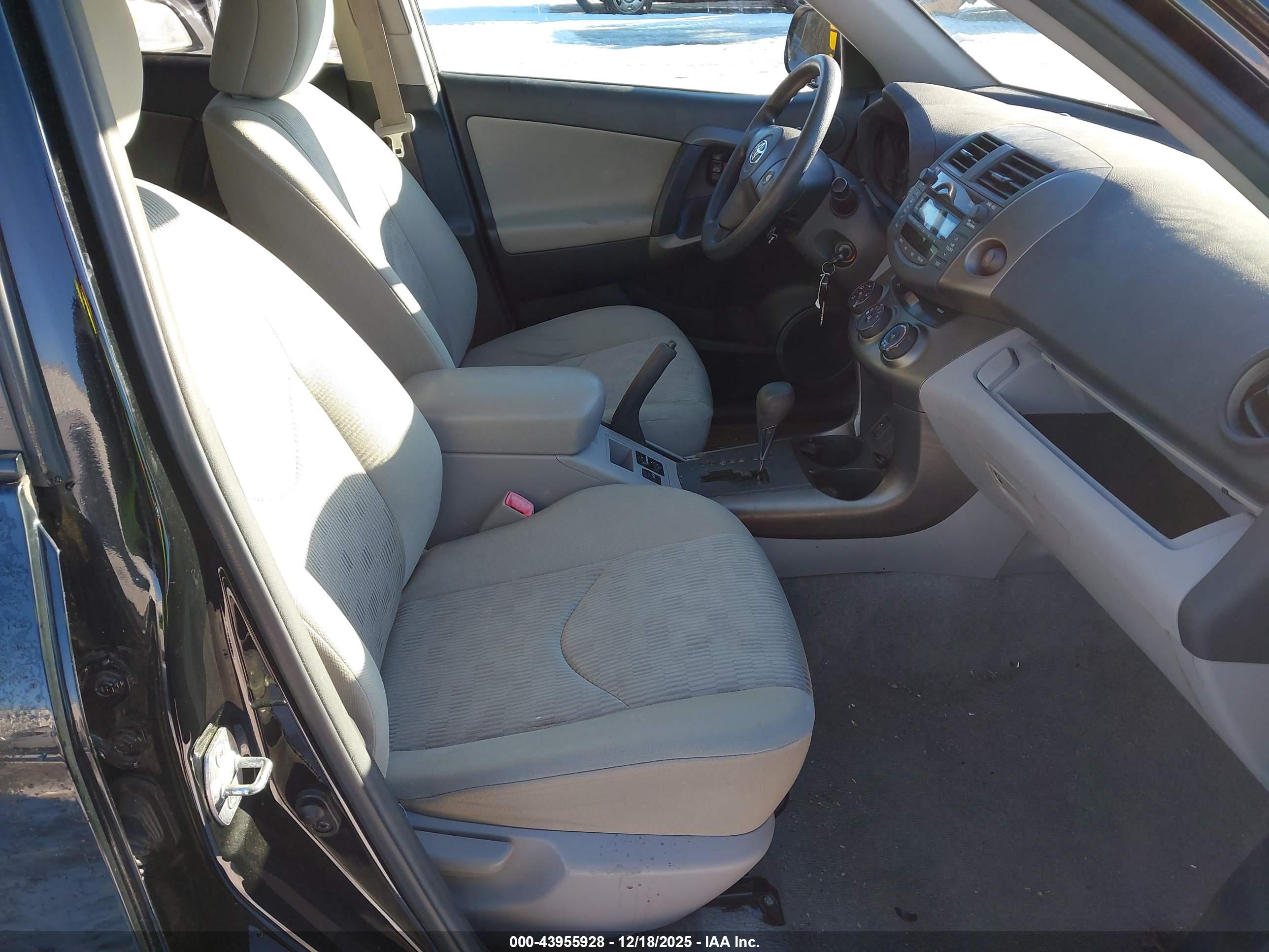 TOYOTA RAV4 image 5
