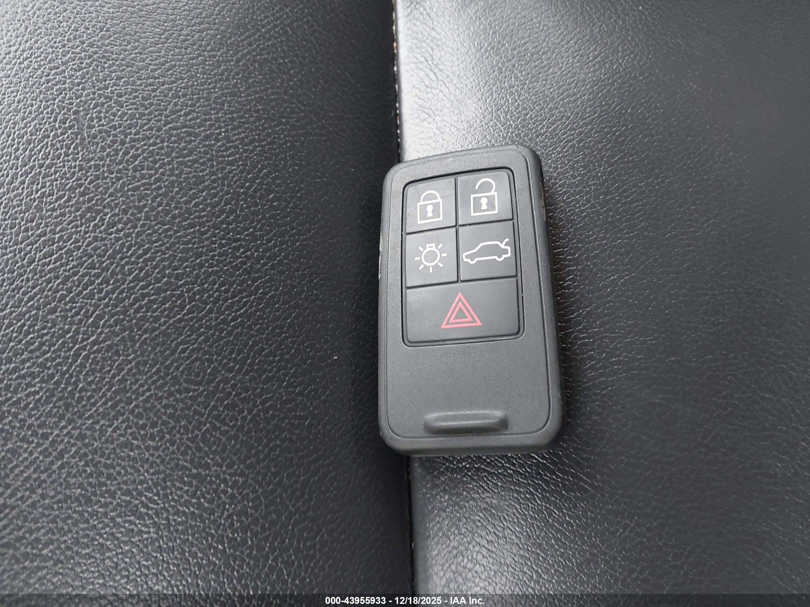 VOLVO XC60 image 11