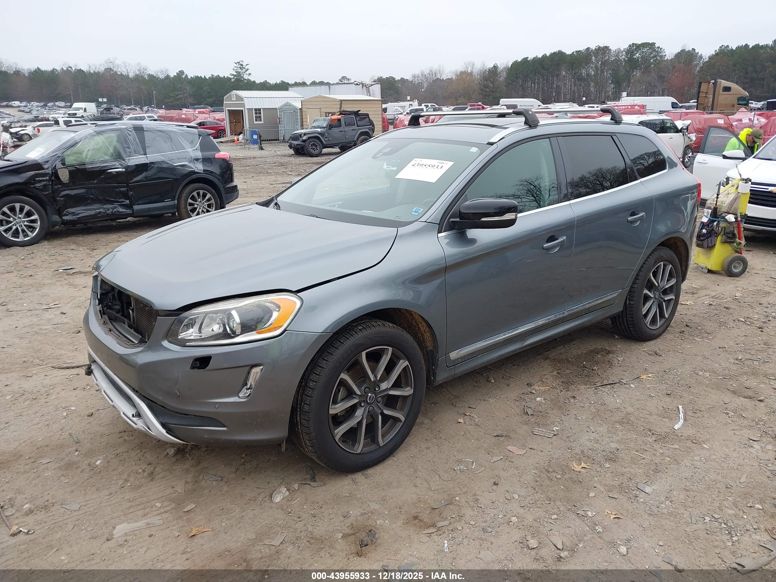 VOLVO XC60 image 2