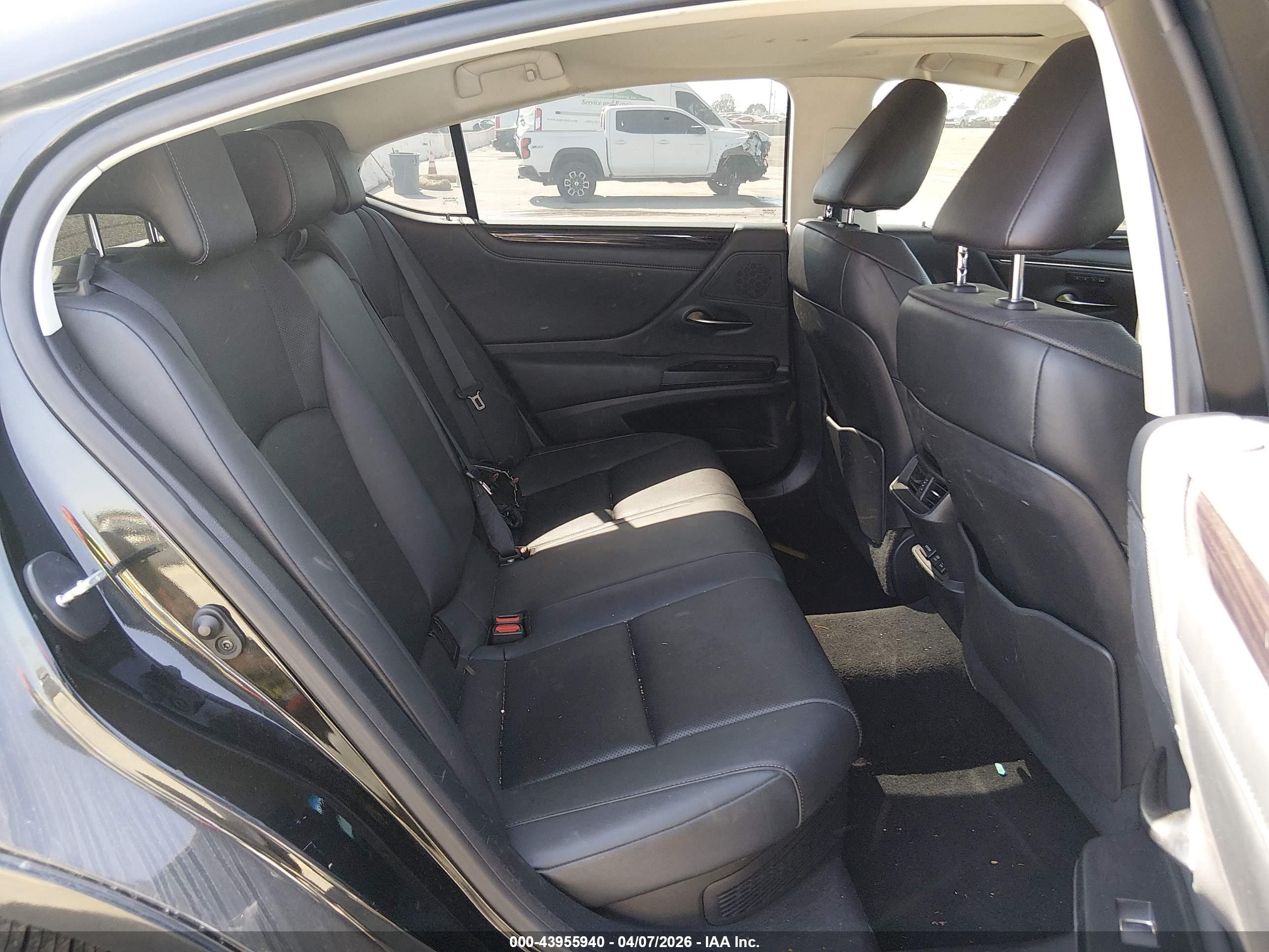 LEXUS ES image 8