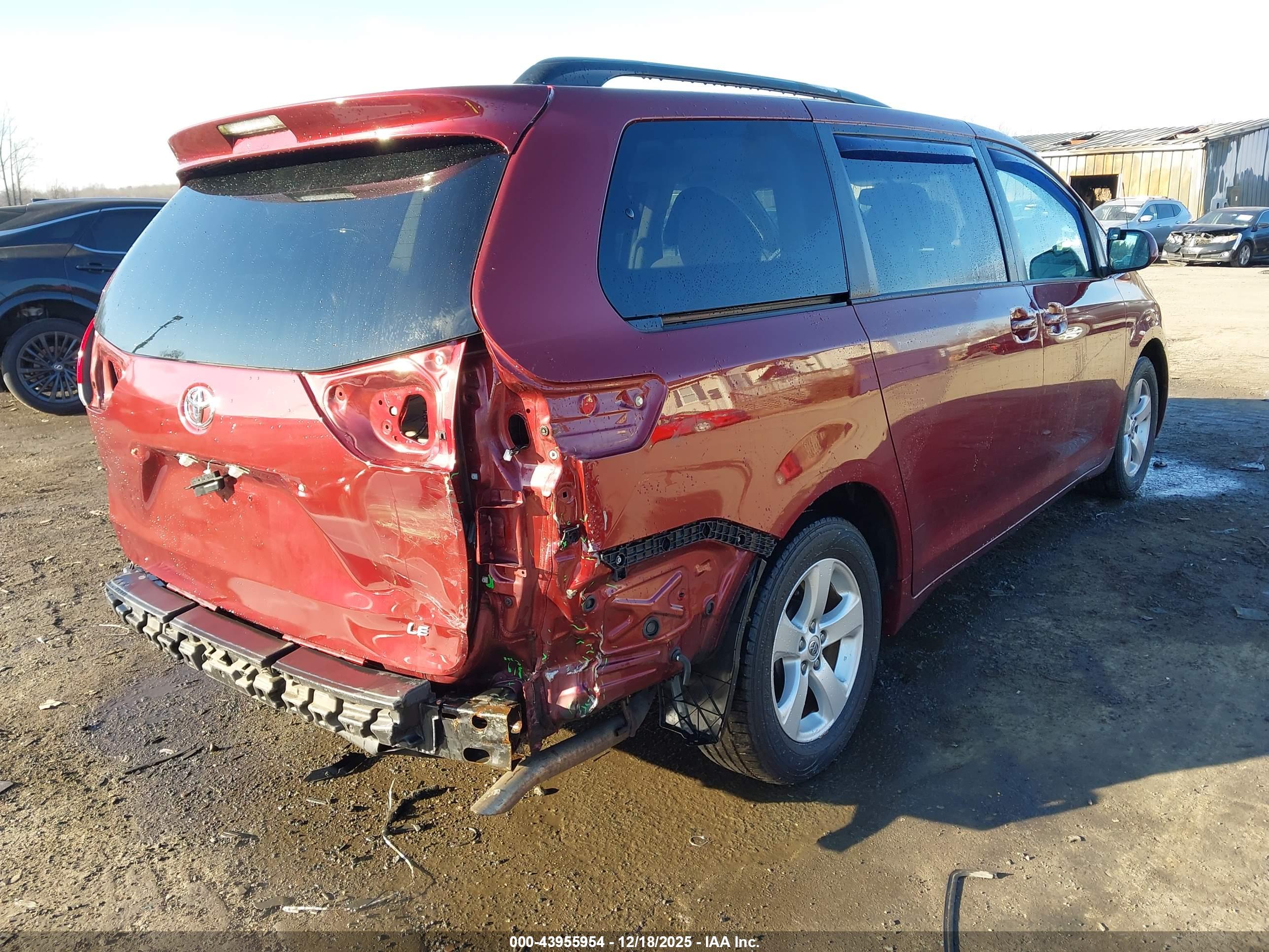 TOYOTA SIENNA image 4