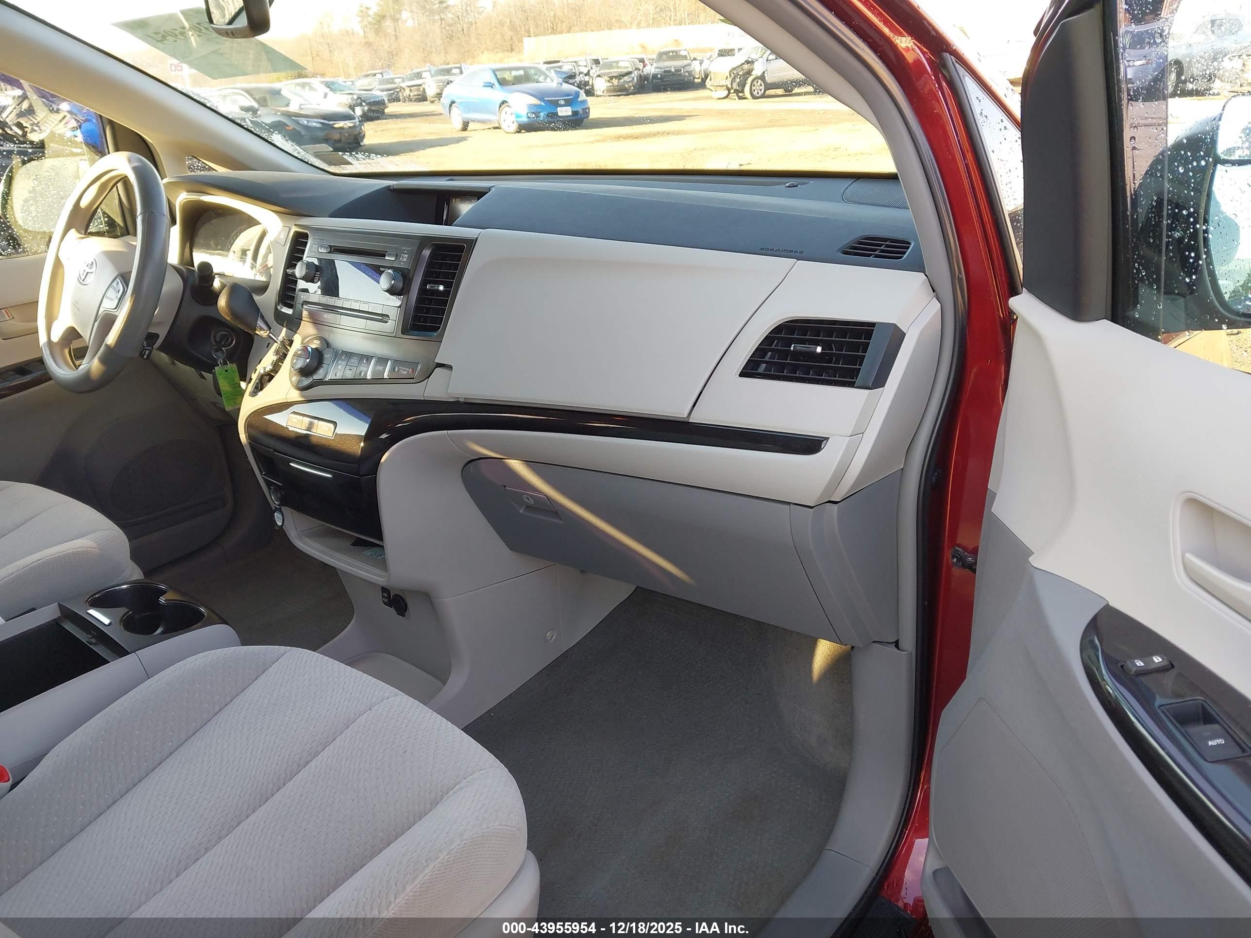 TOYOTA SIENNA image 5