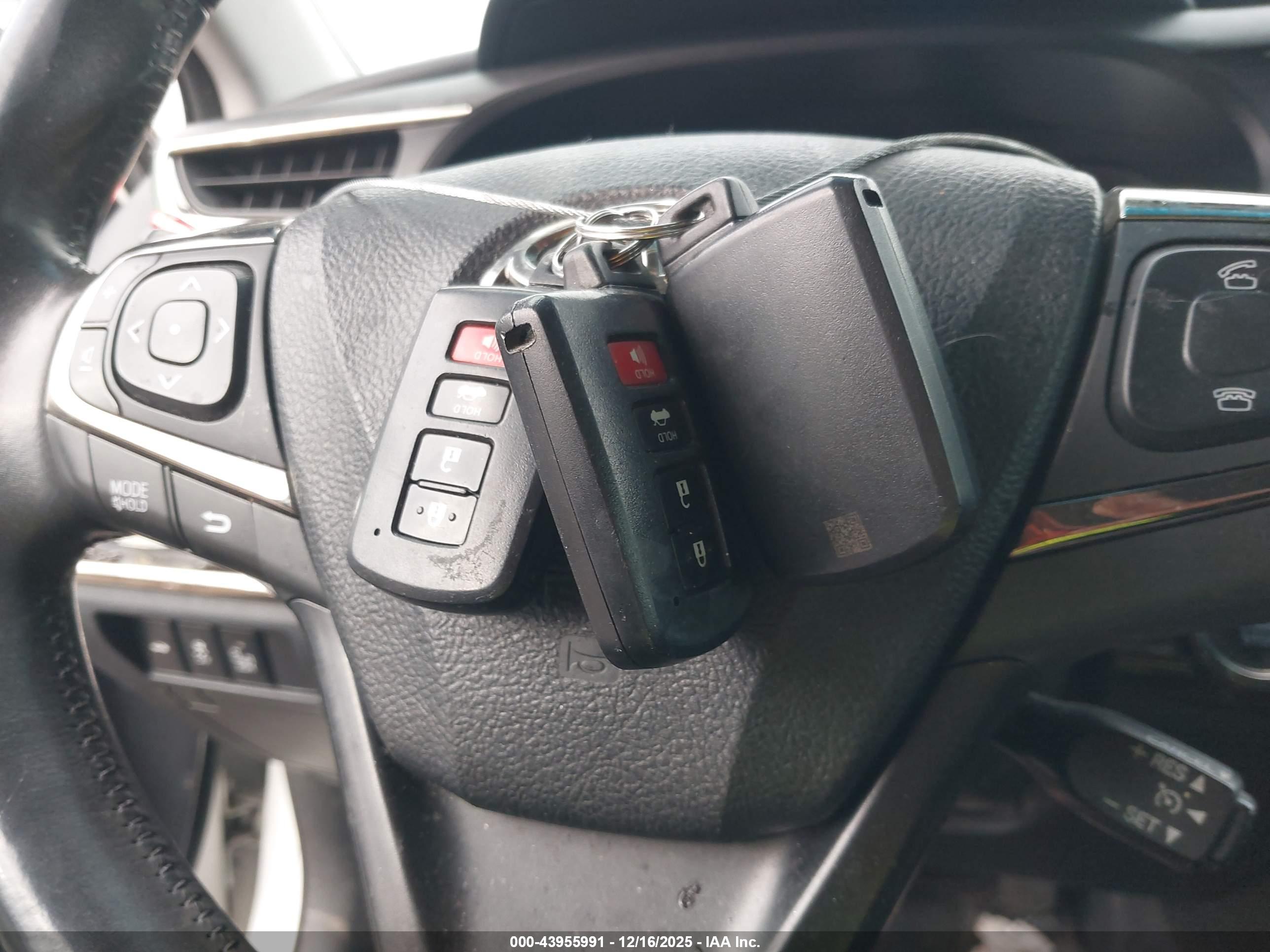 TOYOTA AVALON image 11