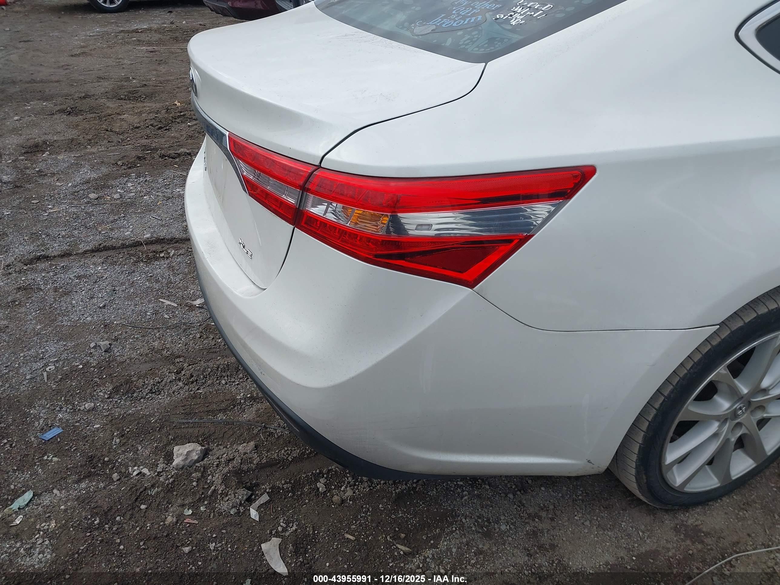 TOYOTA AVALON image 6