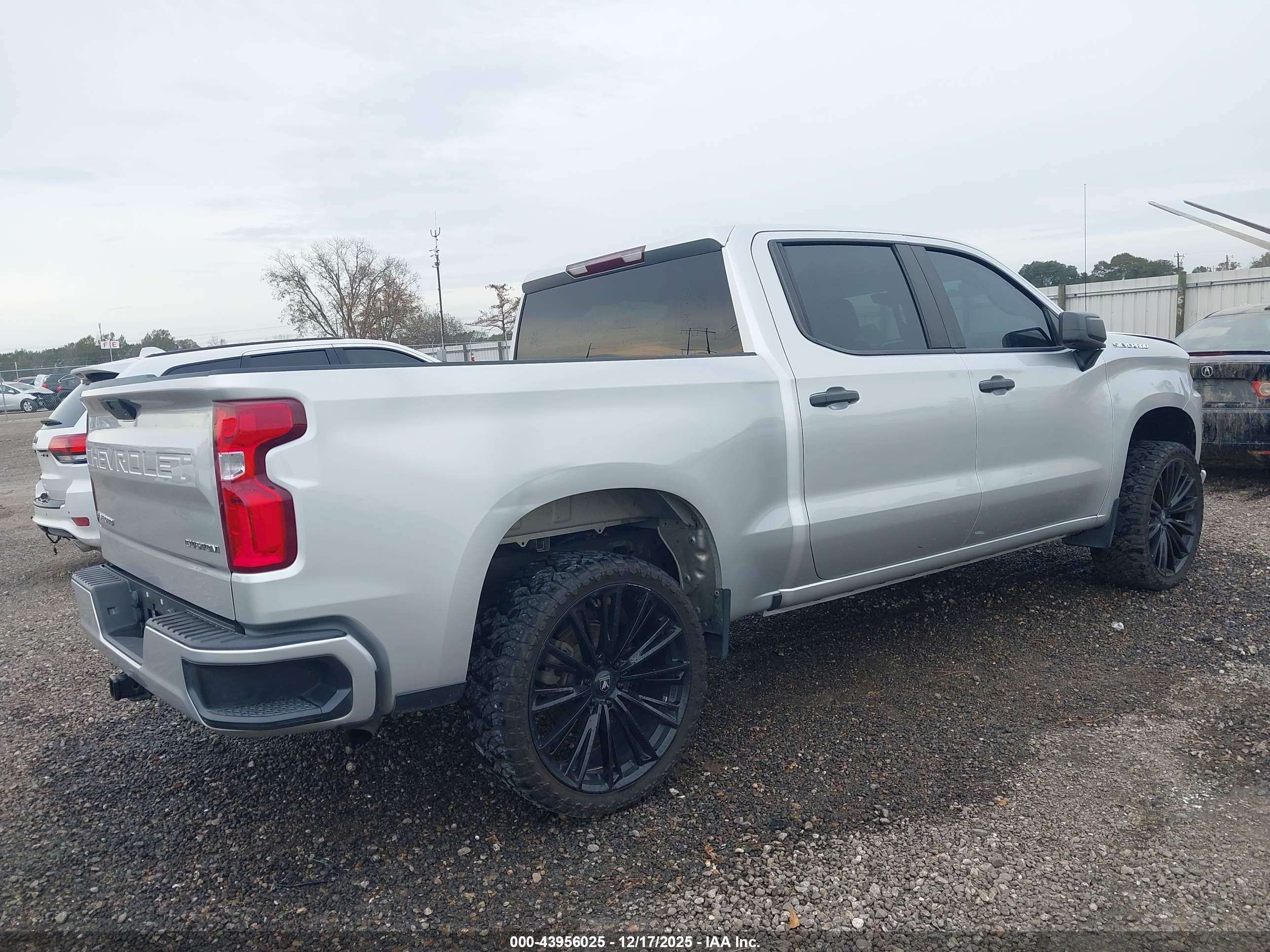 CHEVROLET SILVERADO image 4