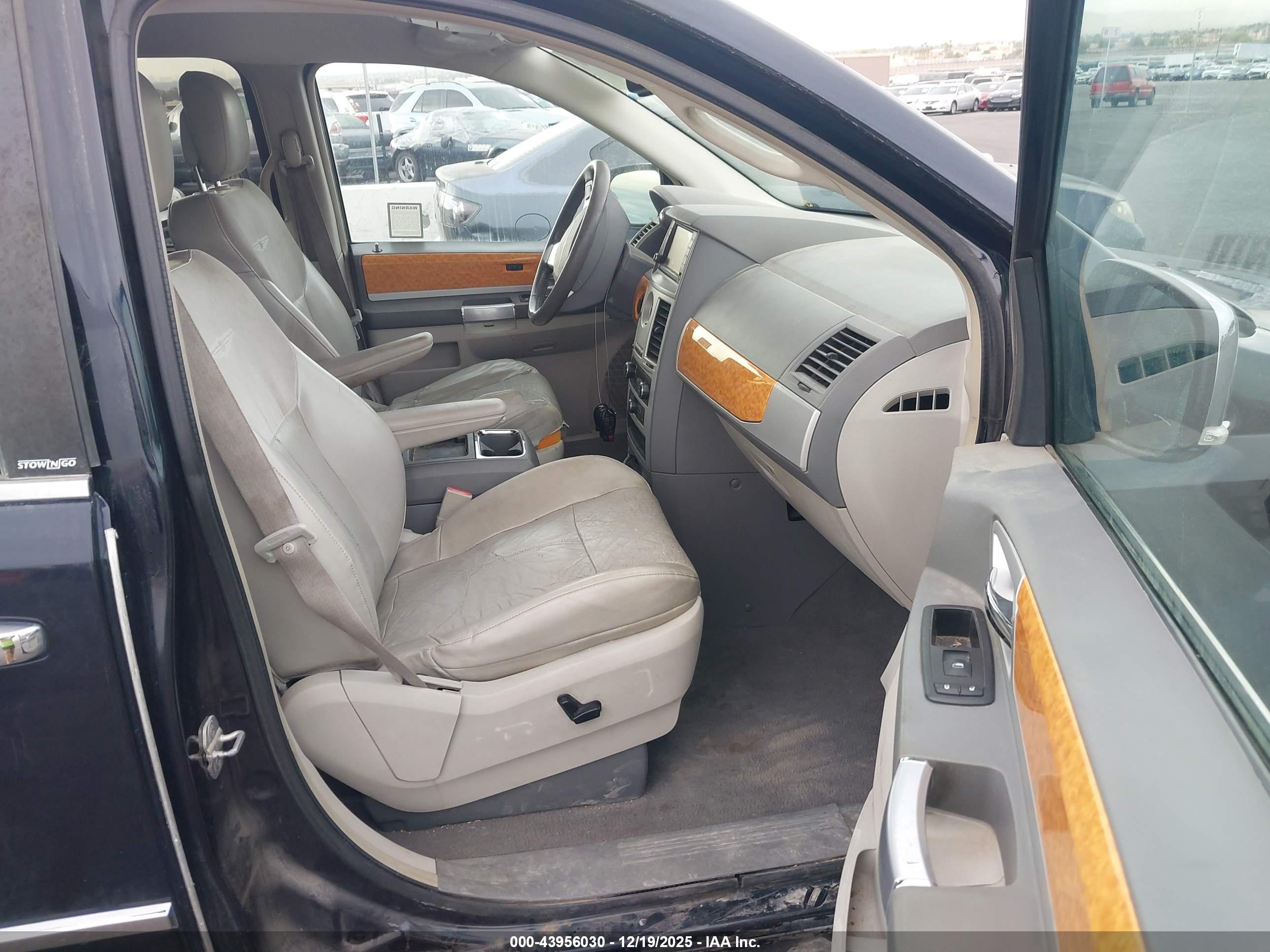 CHRYSLER TOWN image 5