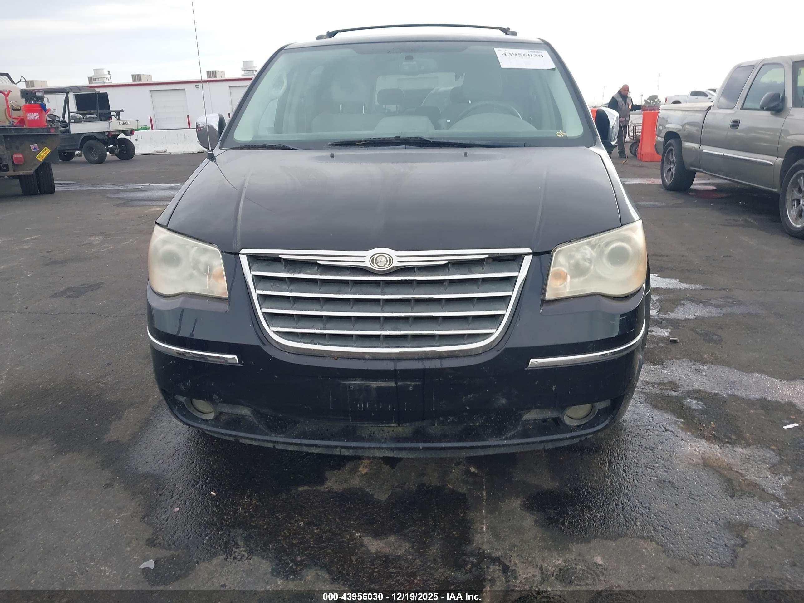 CHRYSLER TOWN image 6