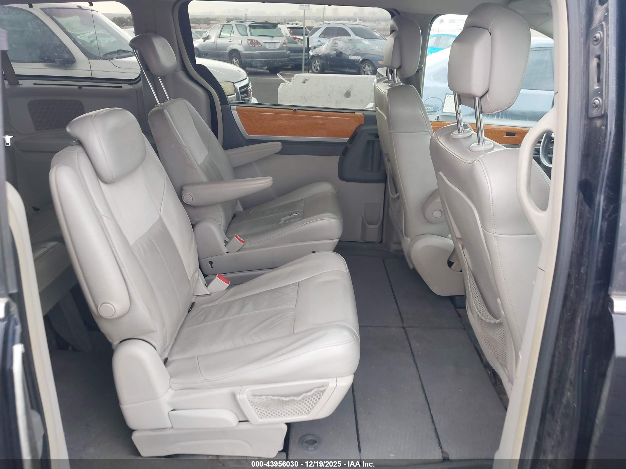 CHRYSLER TOWN image 8