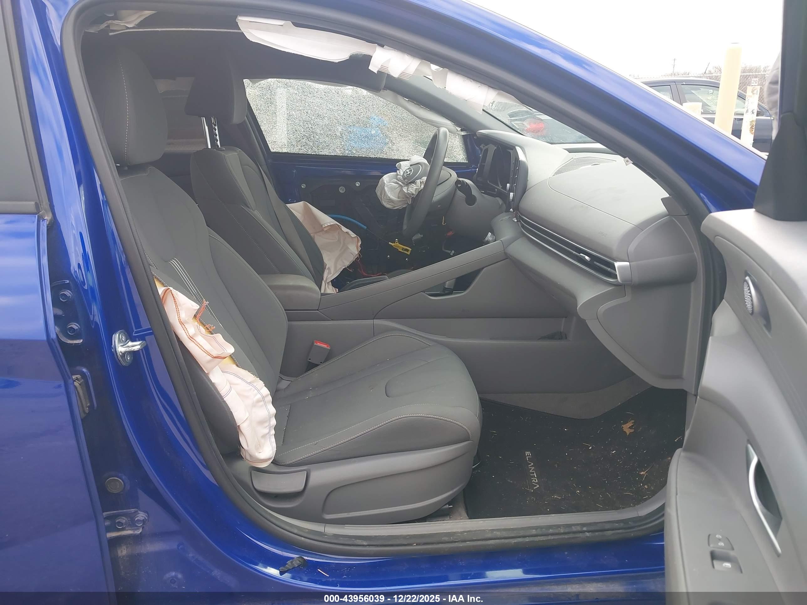HYUNDAI ELANTRA image 5