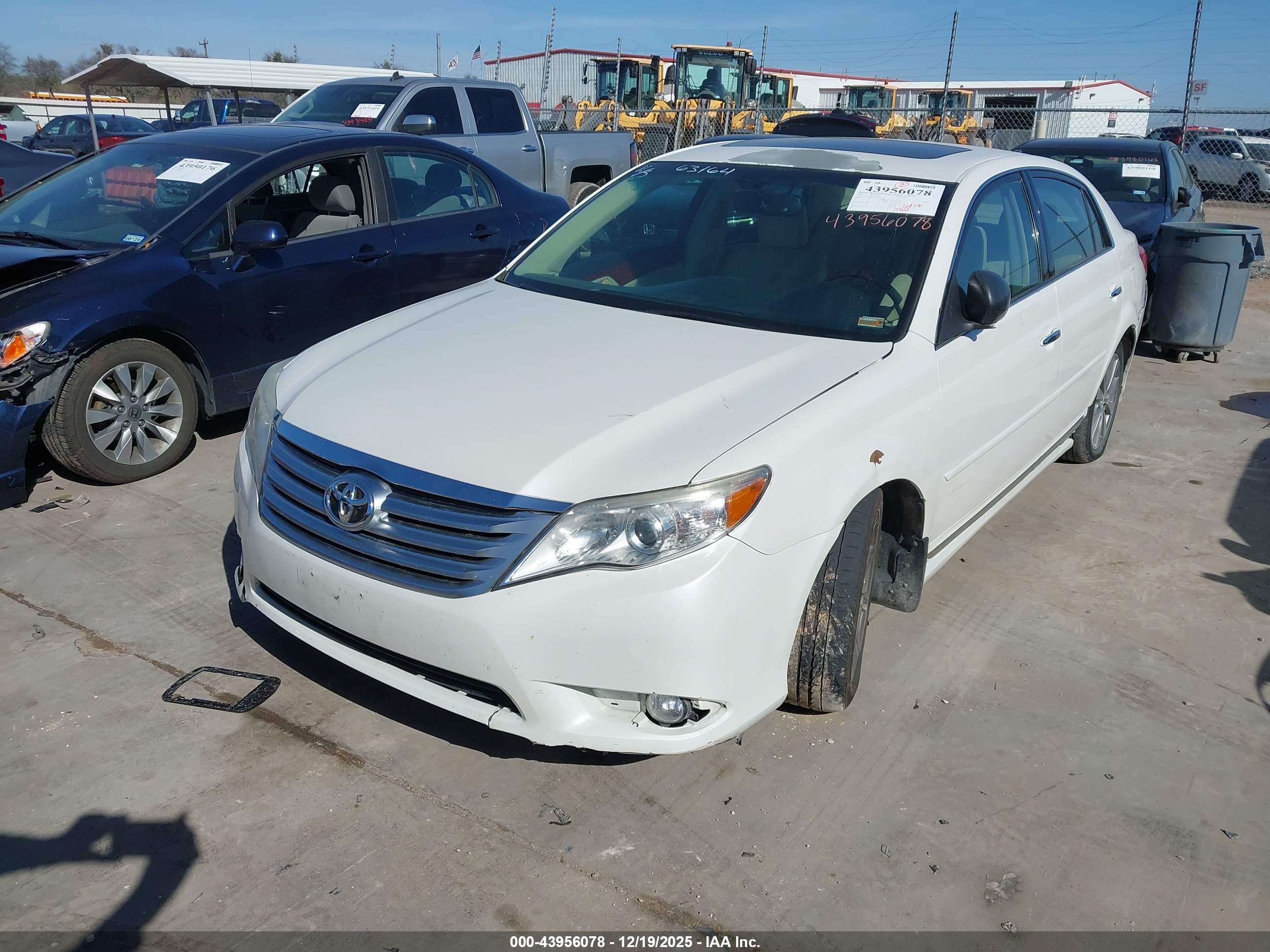 TOYOTA AVALON image 2