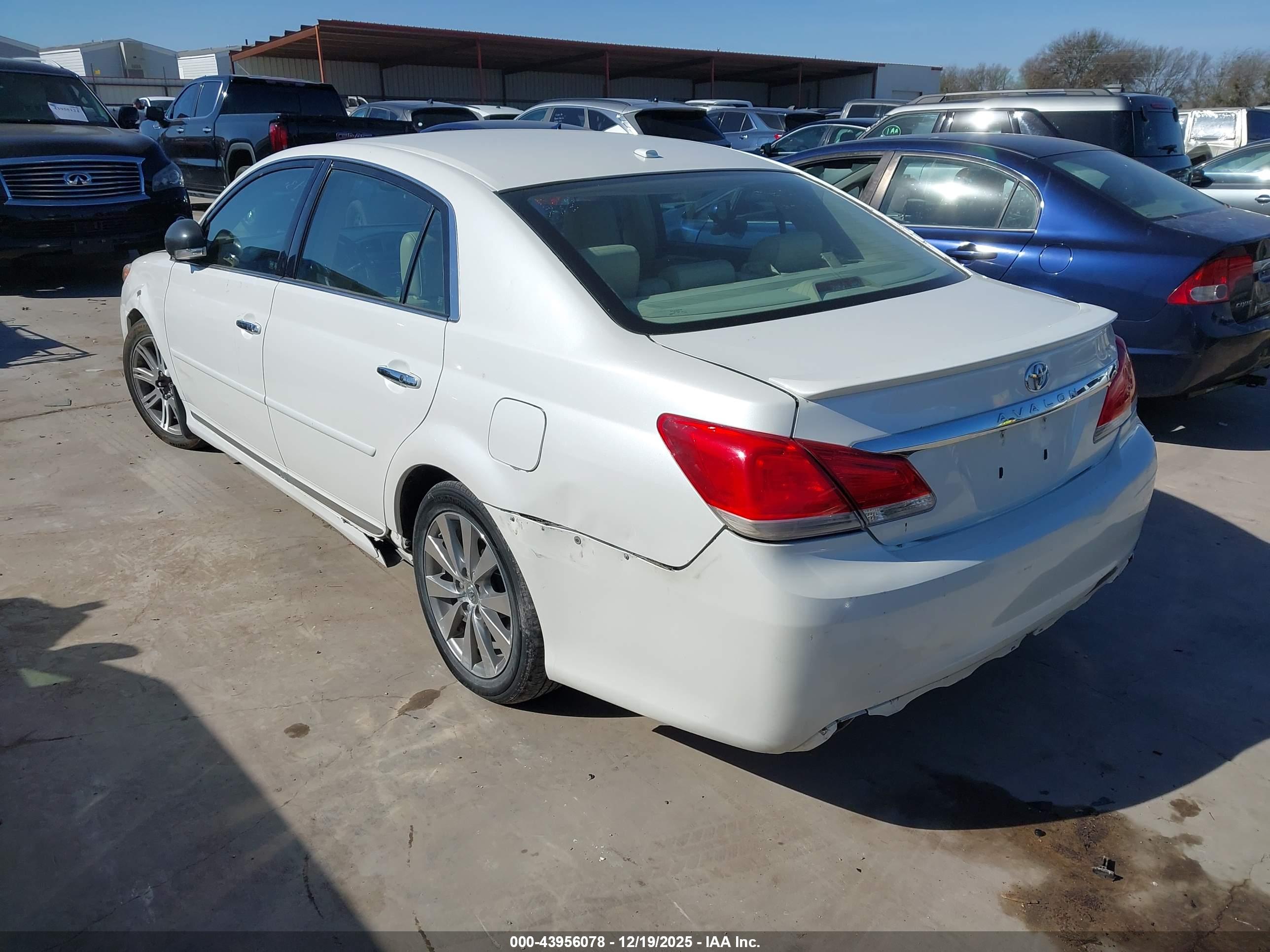 TOYOTA AVALON image 3
