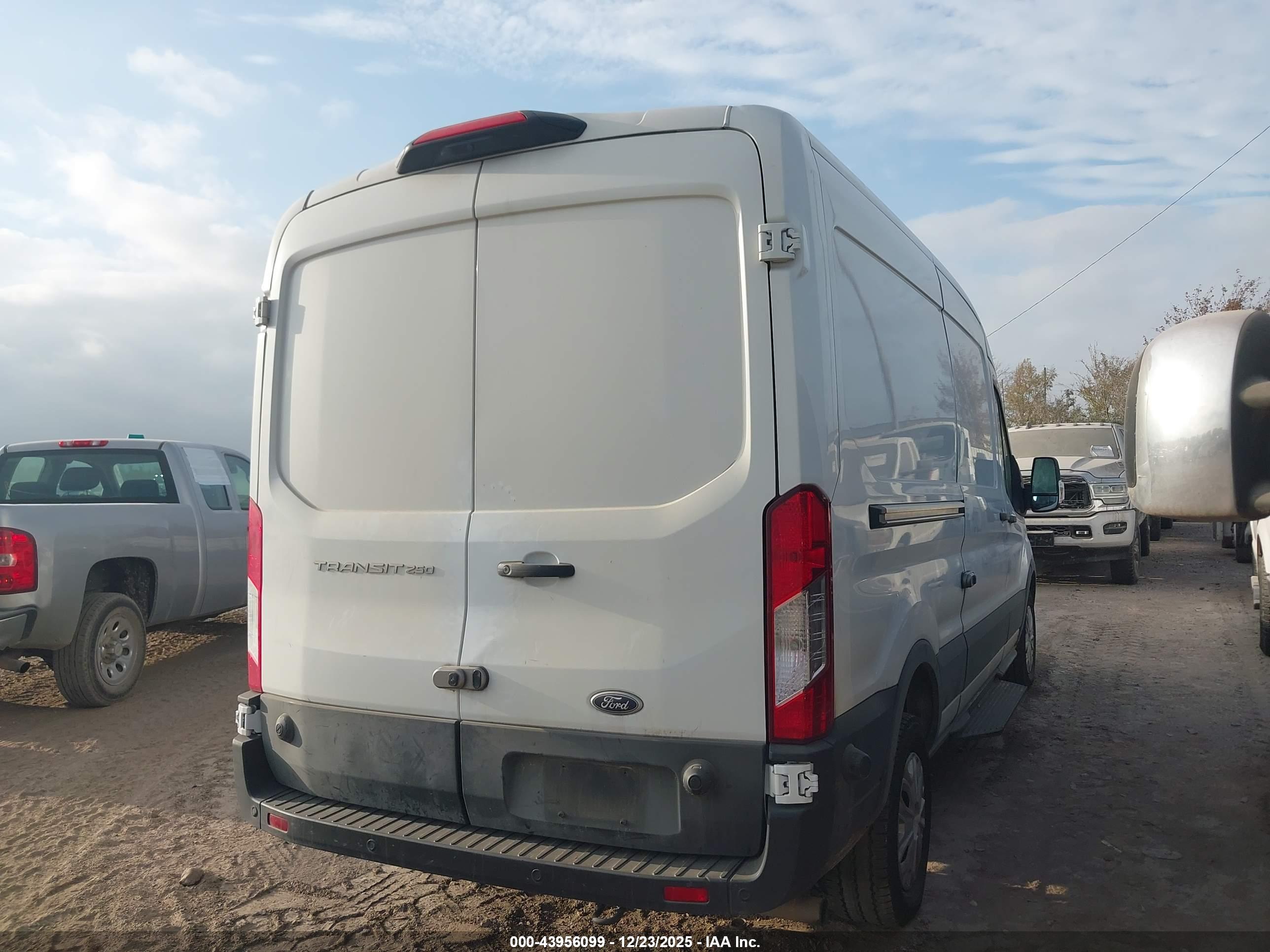 FORD TRANSIT-250 image 4