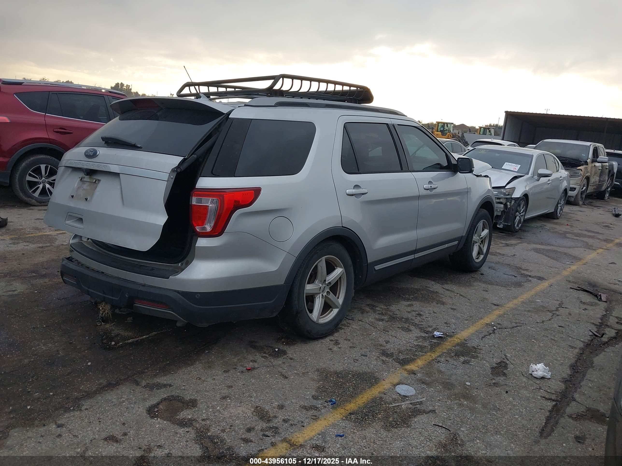 FORD EXPLORER image 4