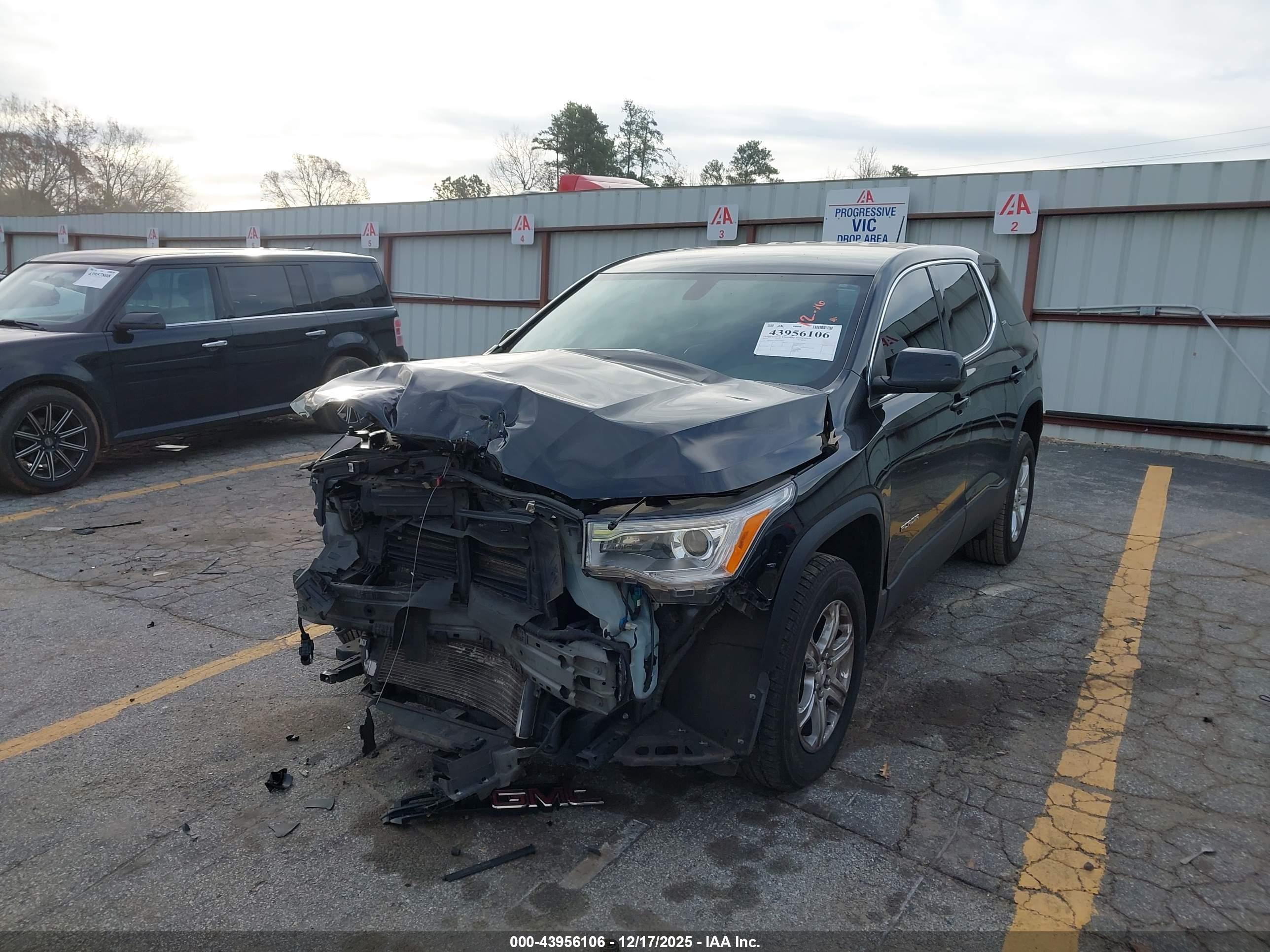GMC ACADIA image 2