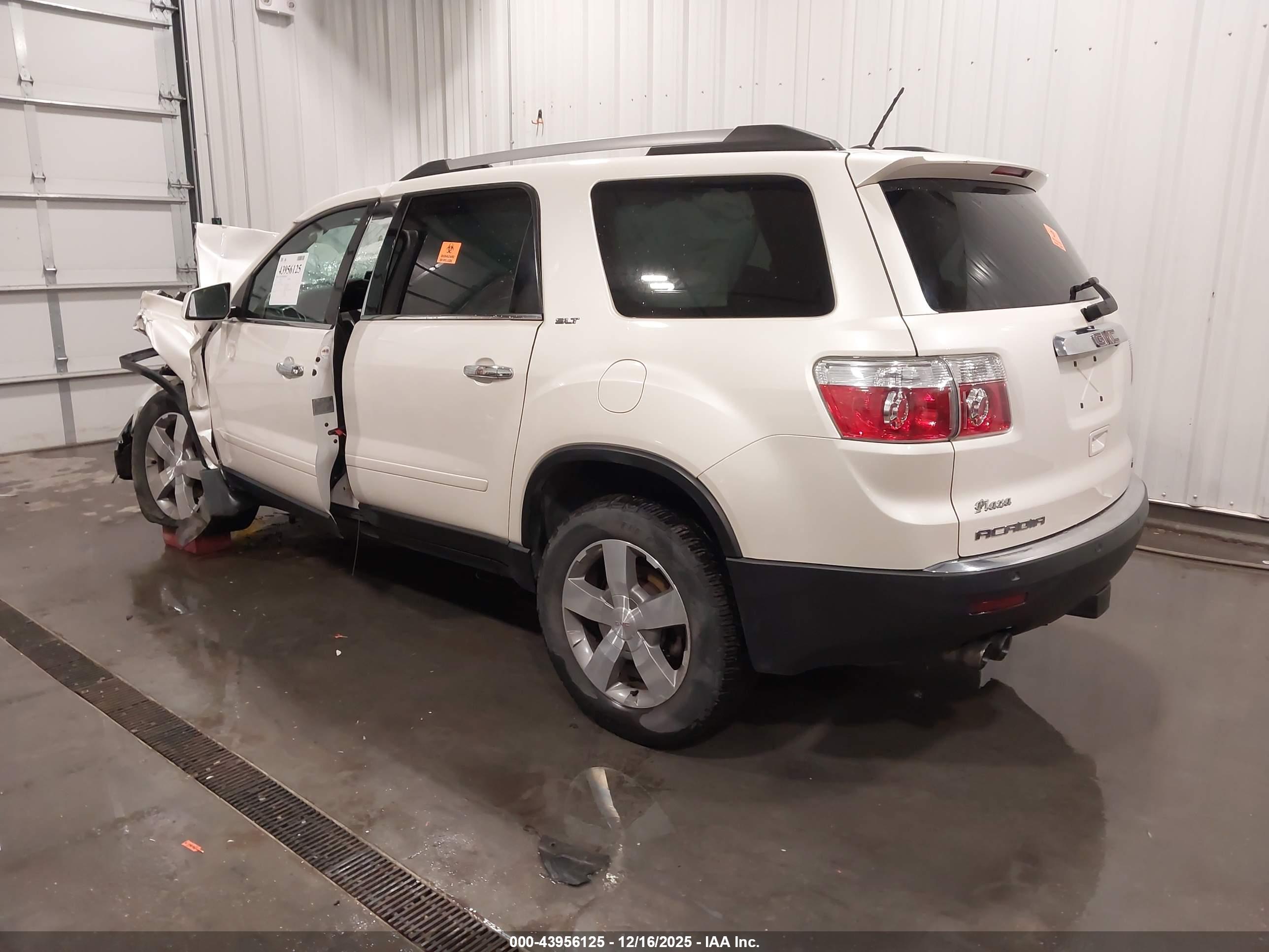 GMC ACADIA image 3