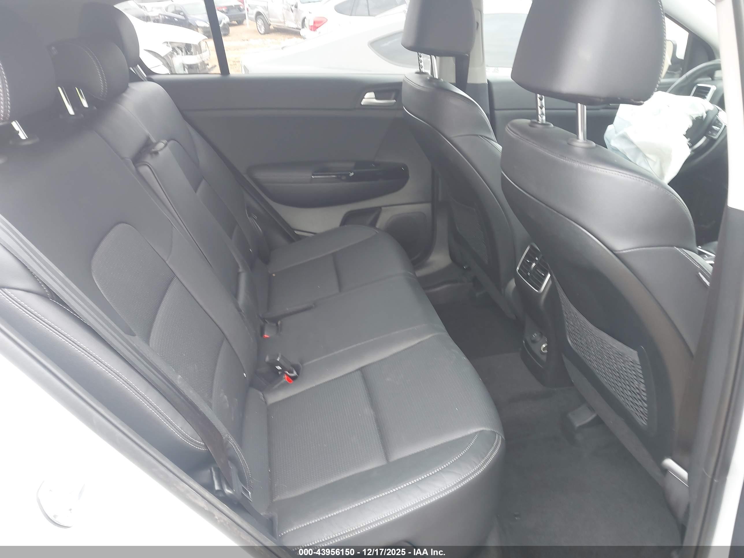 KIA SPORTAGE image 8