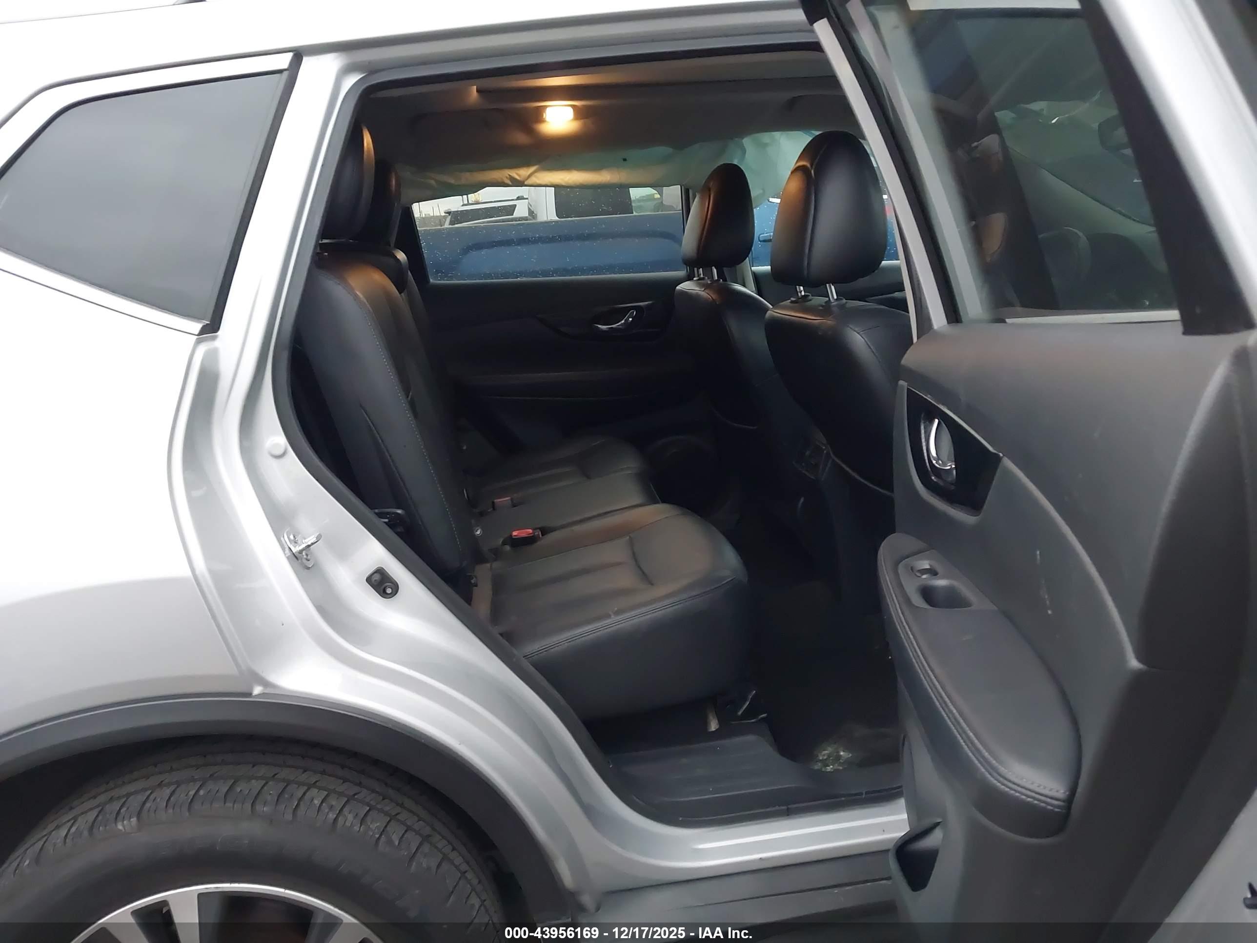 NISSAN ROGUE image 8