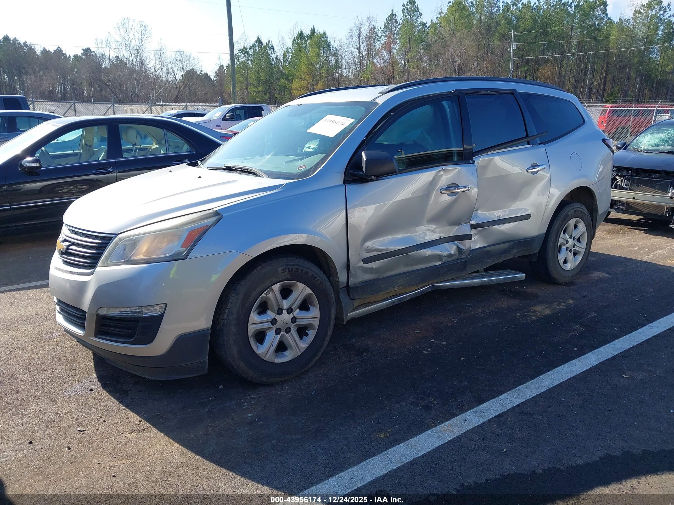 CHEVROLET TRAVERSE image 2