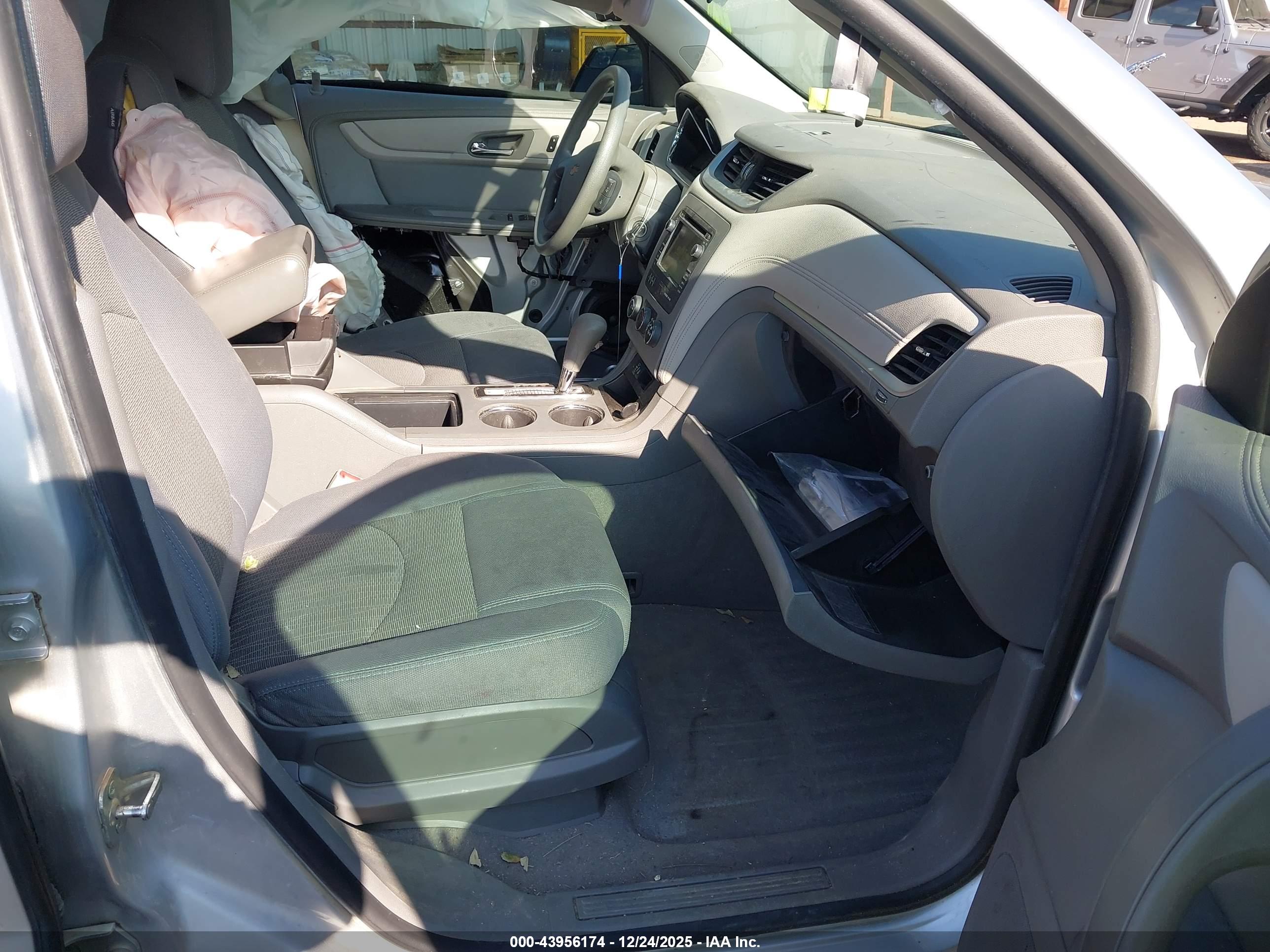 CHEVROLET TRAVERSE image 5