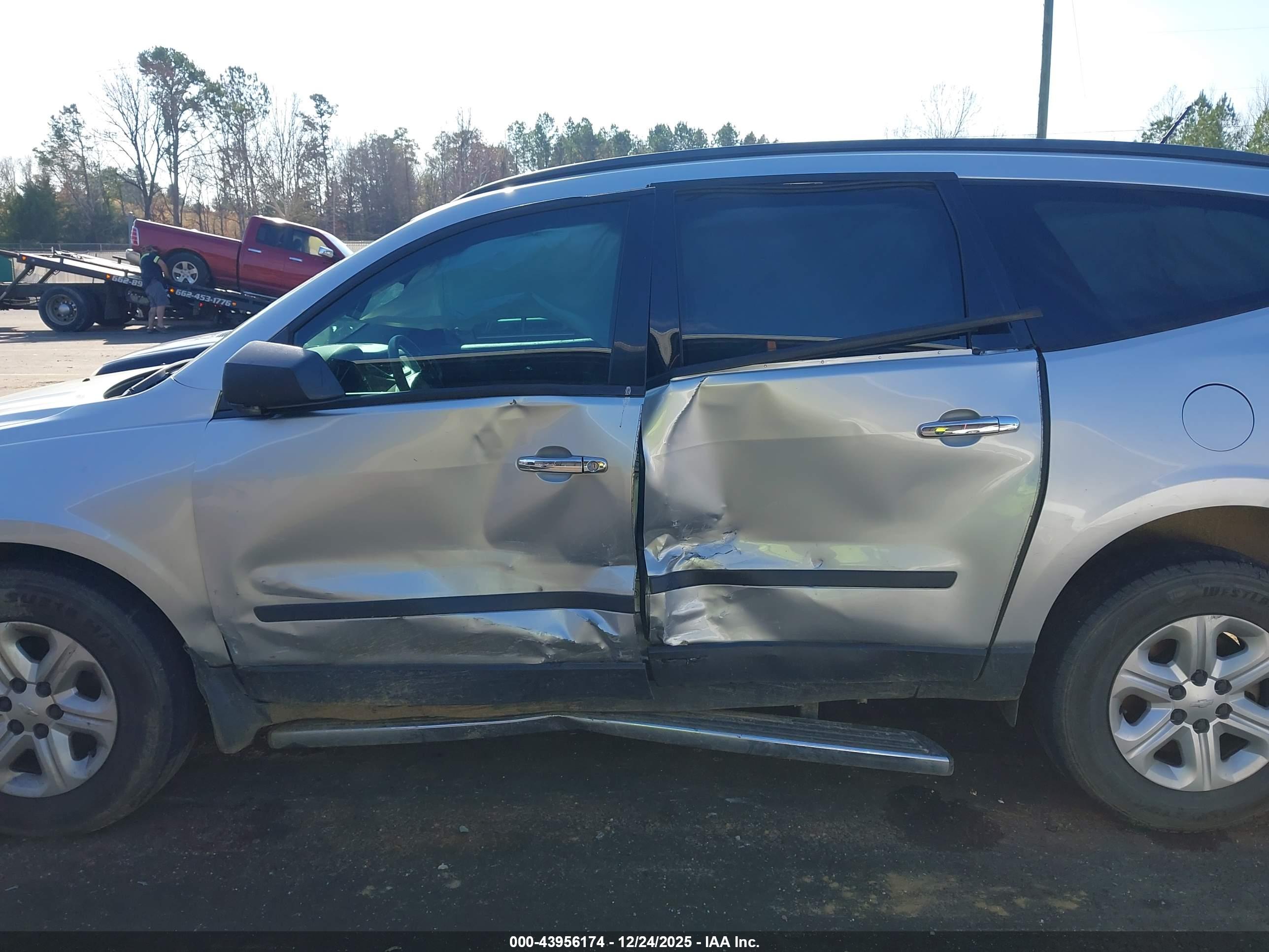 CHEVROLET TRAVERSE image 6