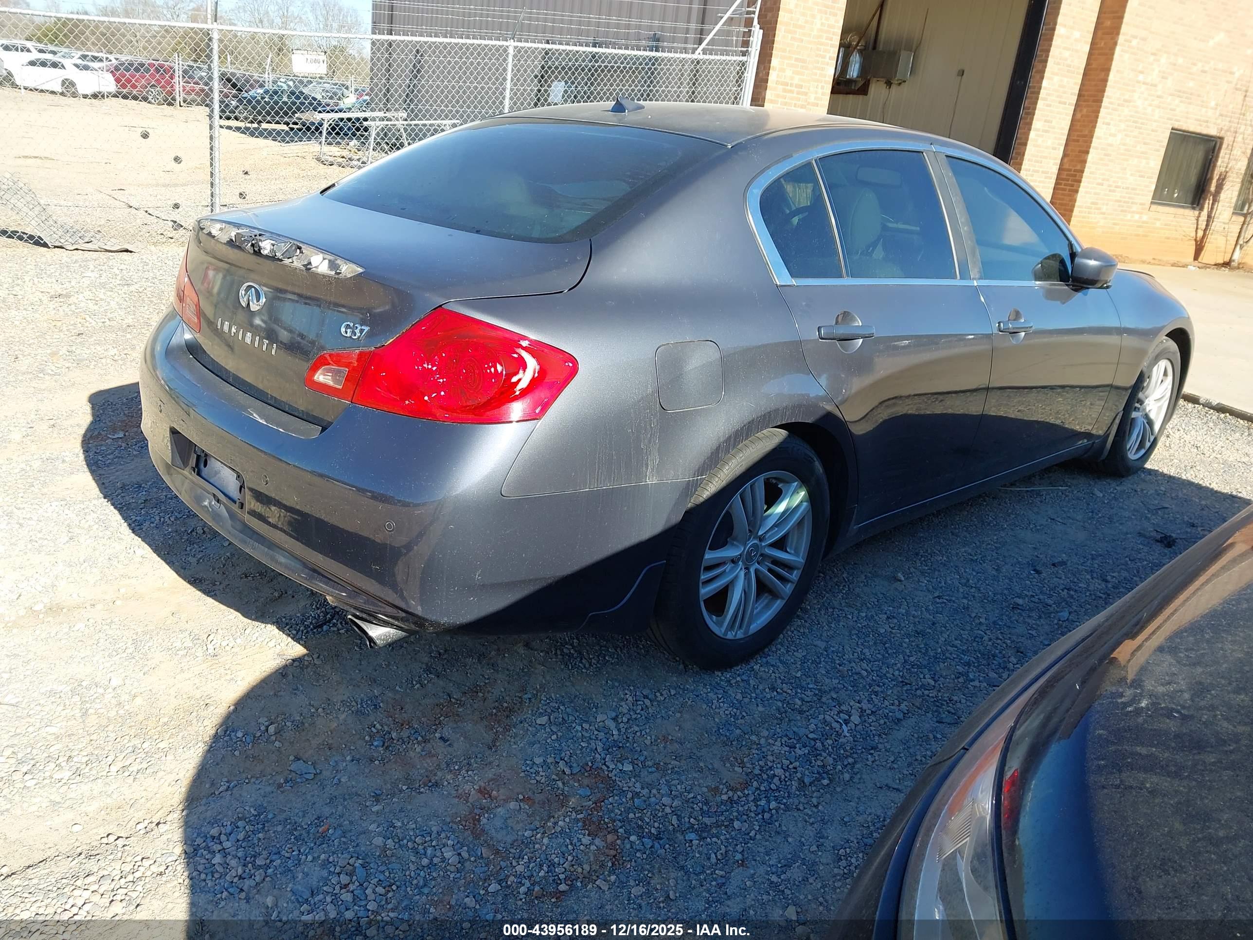 INFINITI G37 image 4
