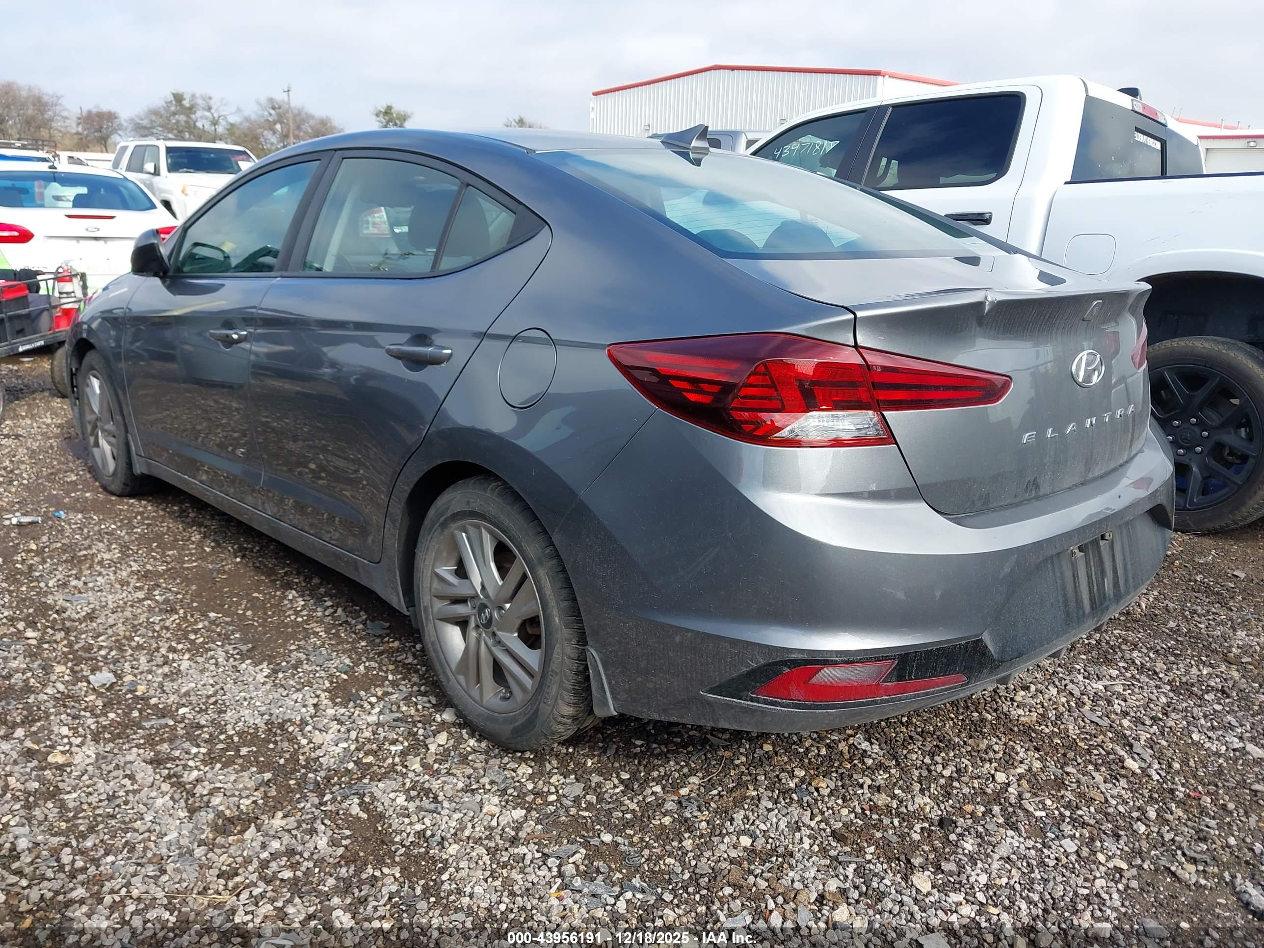 HYUNDAI ELANTRA image 3
