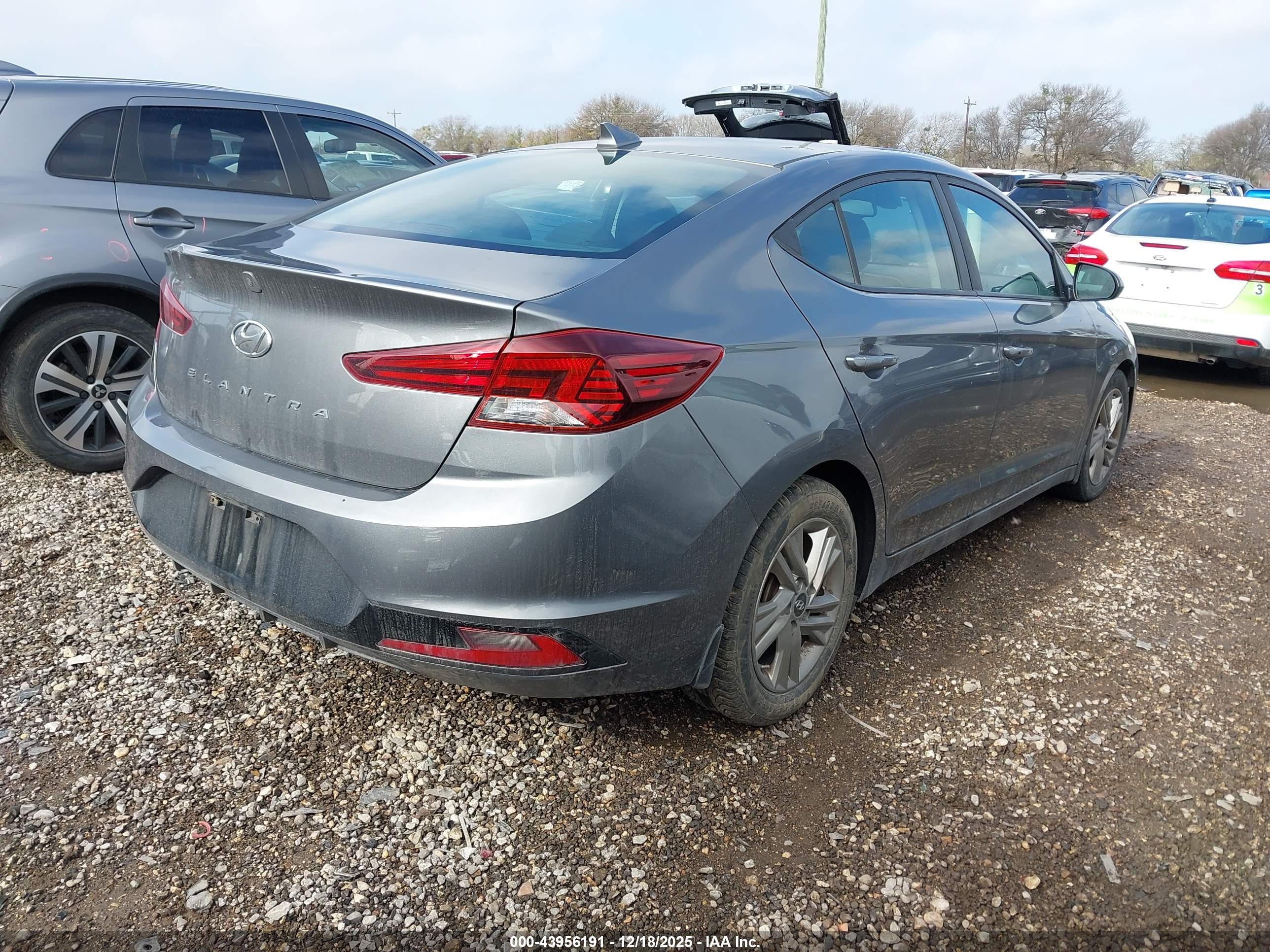 HYUNDAI ELANTRA image 4