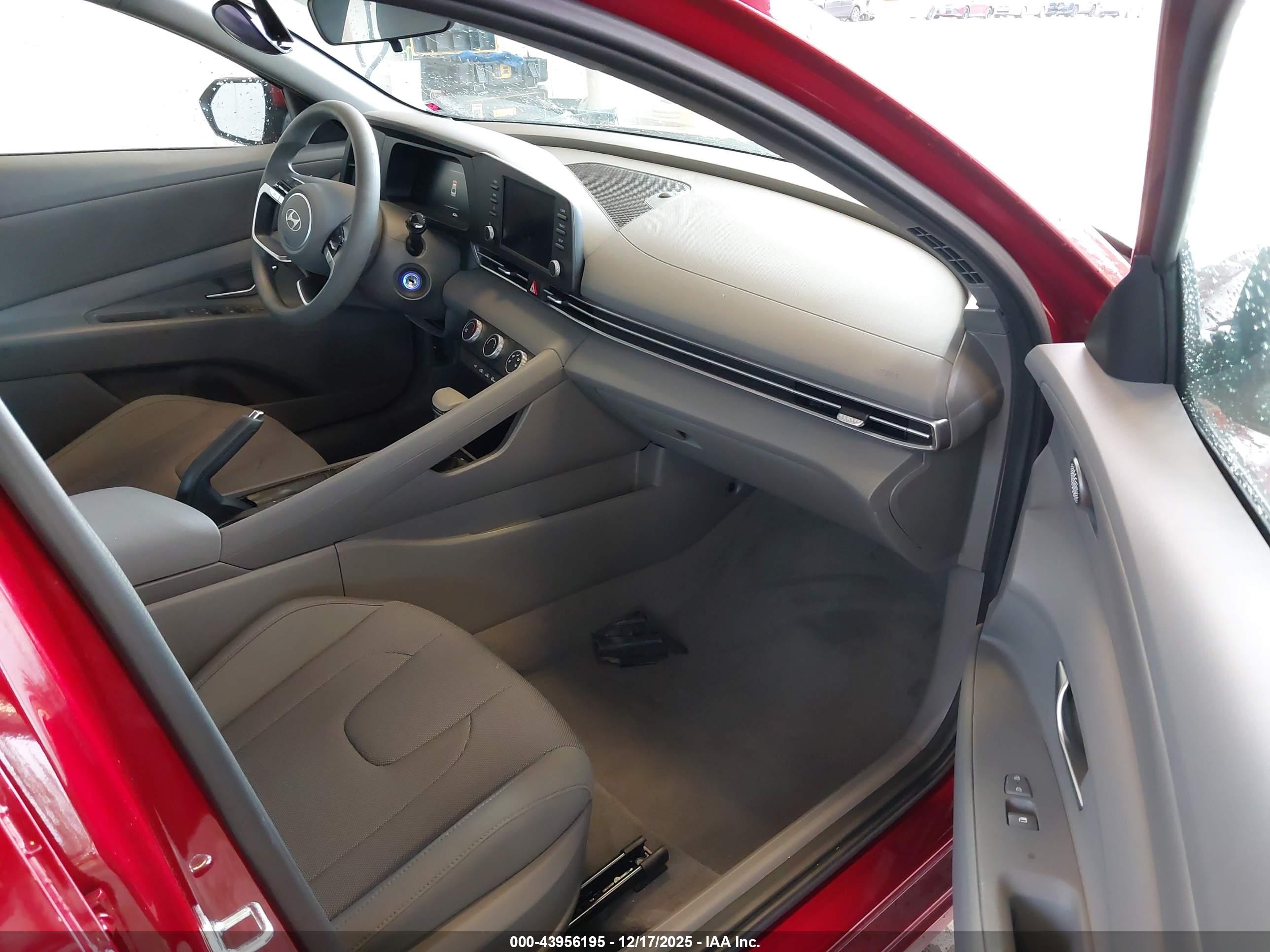 HYUNDAI ELANTRA image 5