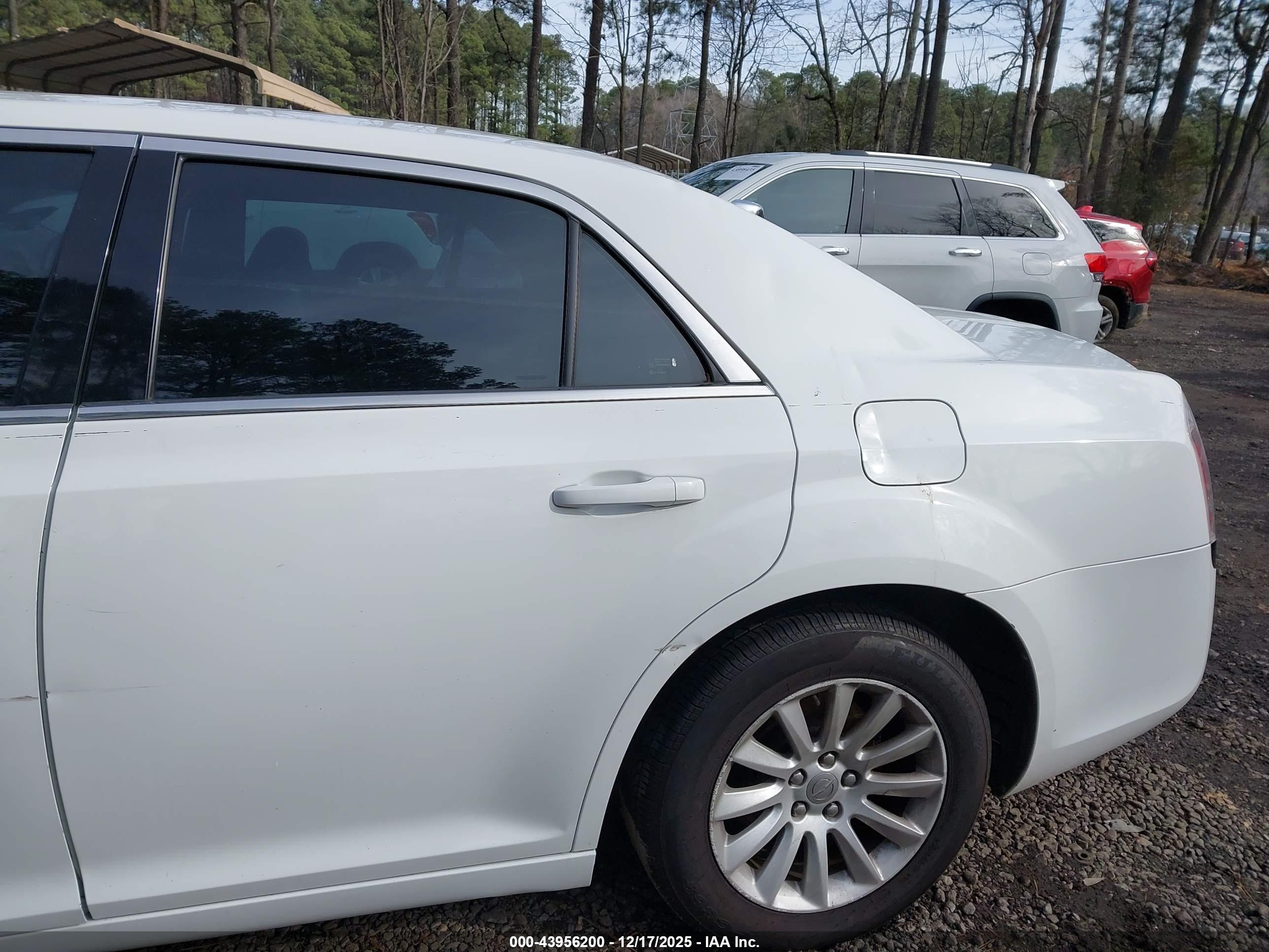 CHRYSLER 300 image 6