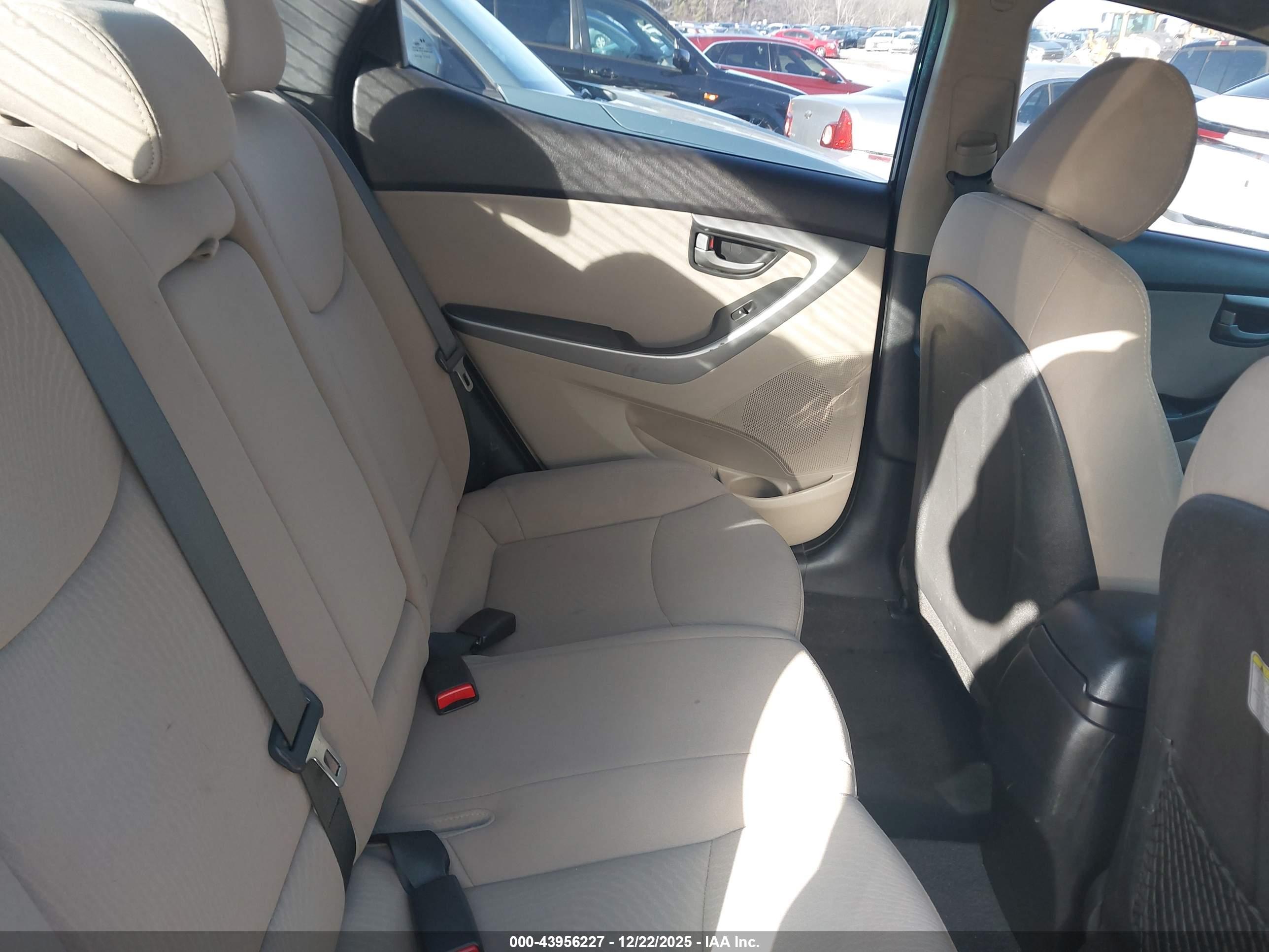 HYUNDAI ELANTRA image 8