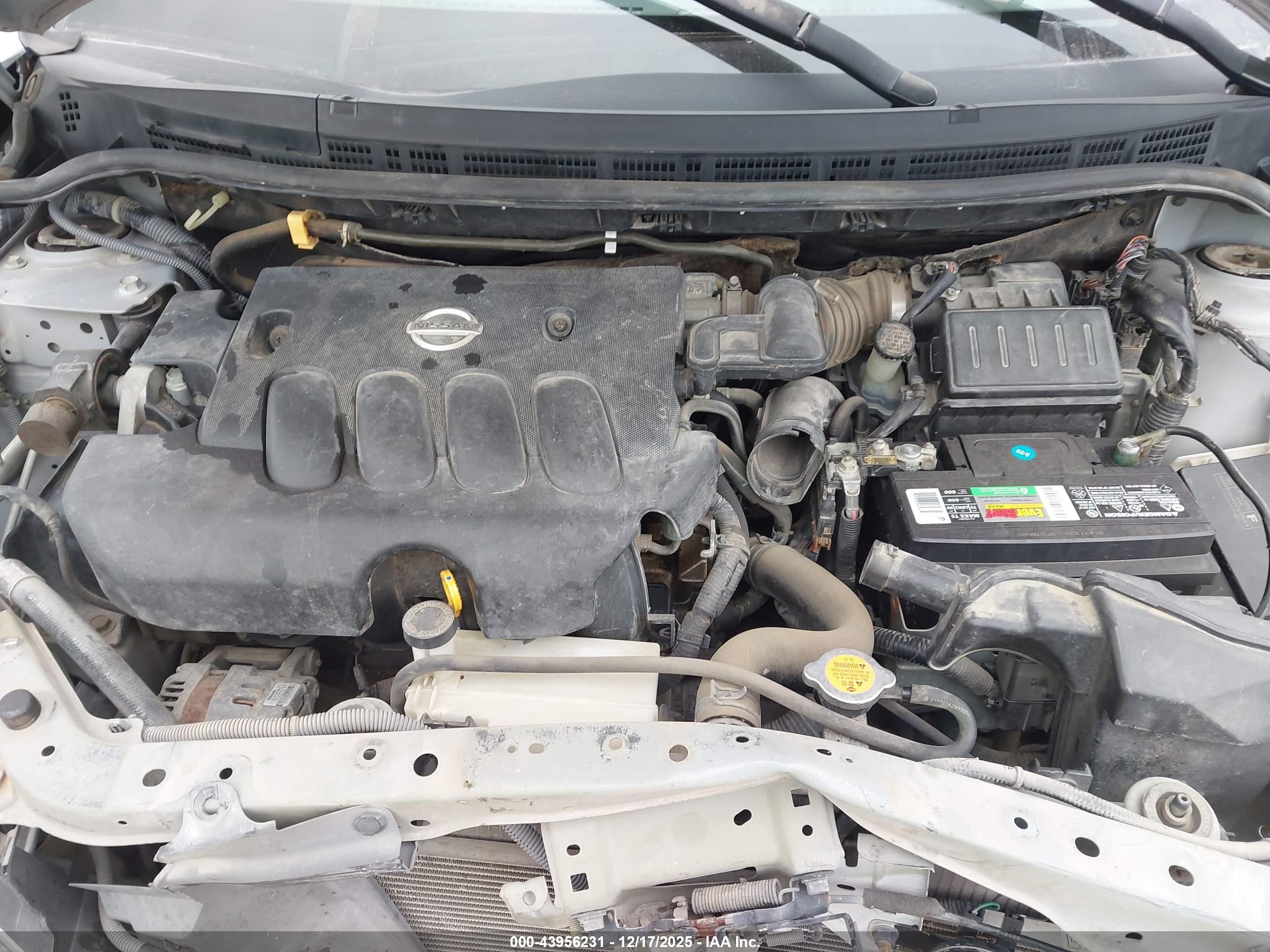 NISSAN VERSA image 10