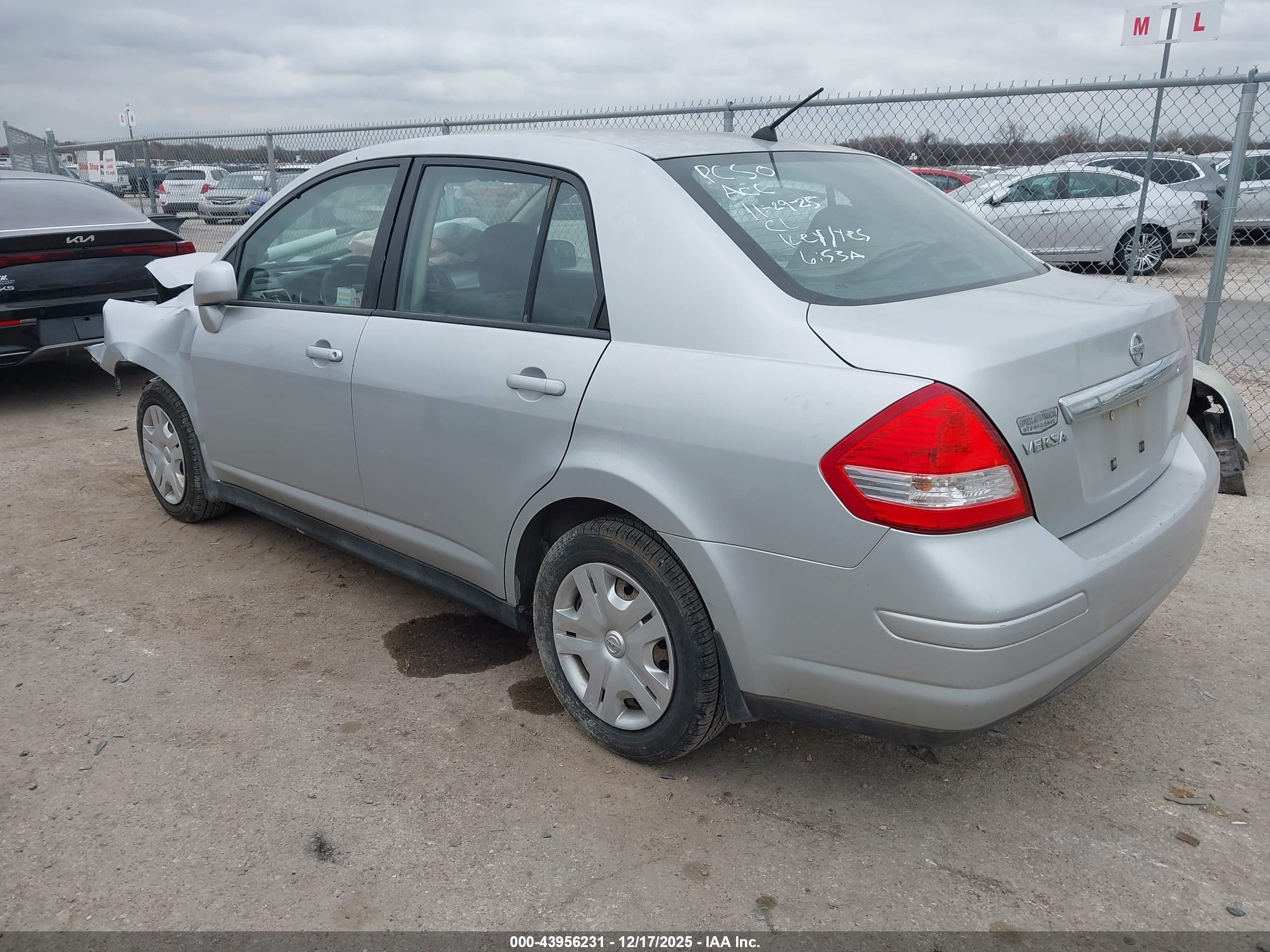 NISSAN VERSA image 3