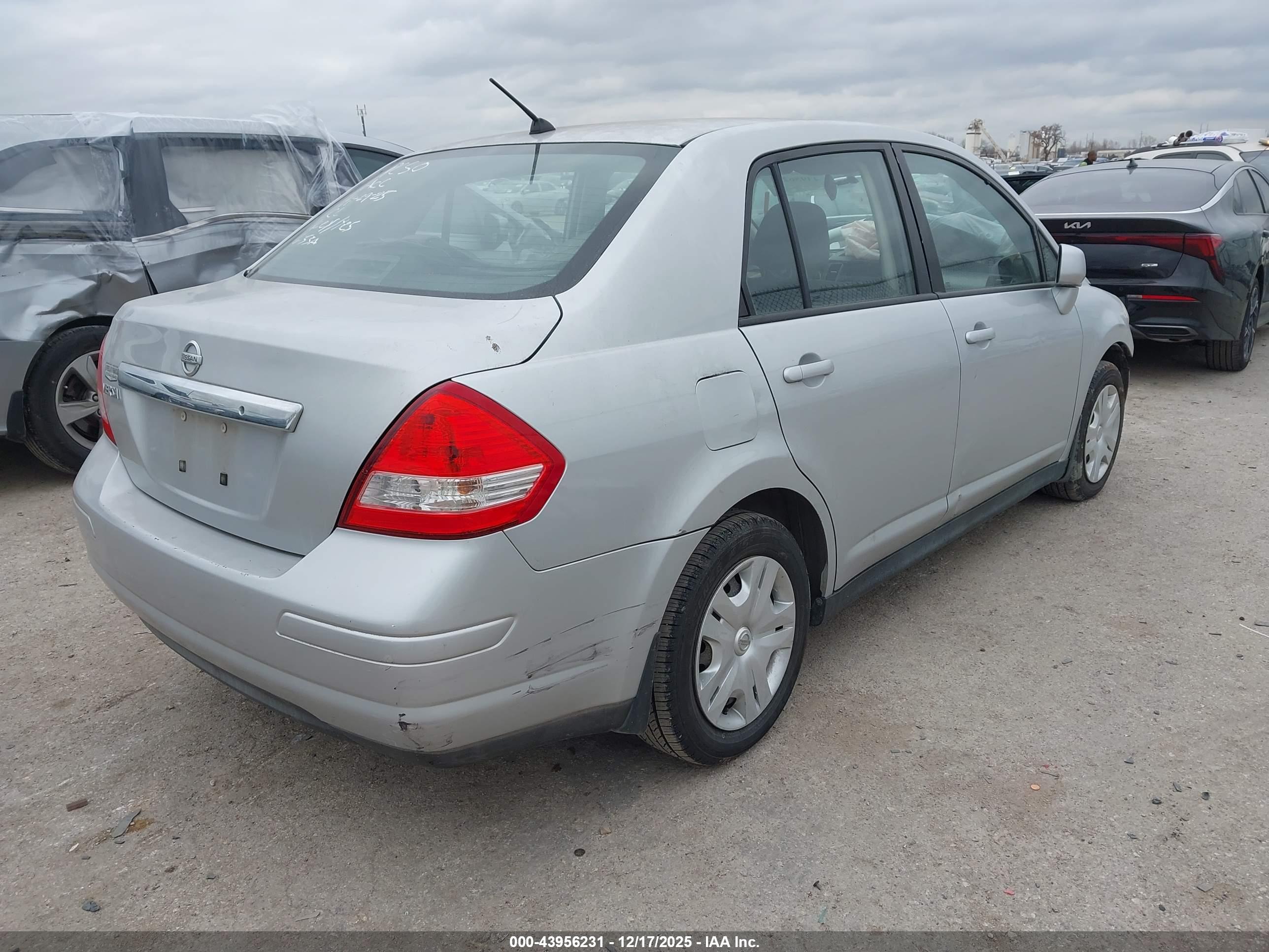 NISSAN VERSA image 4
