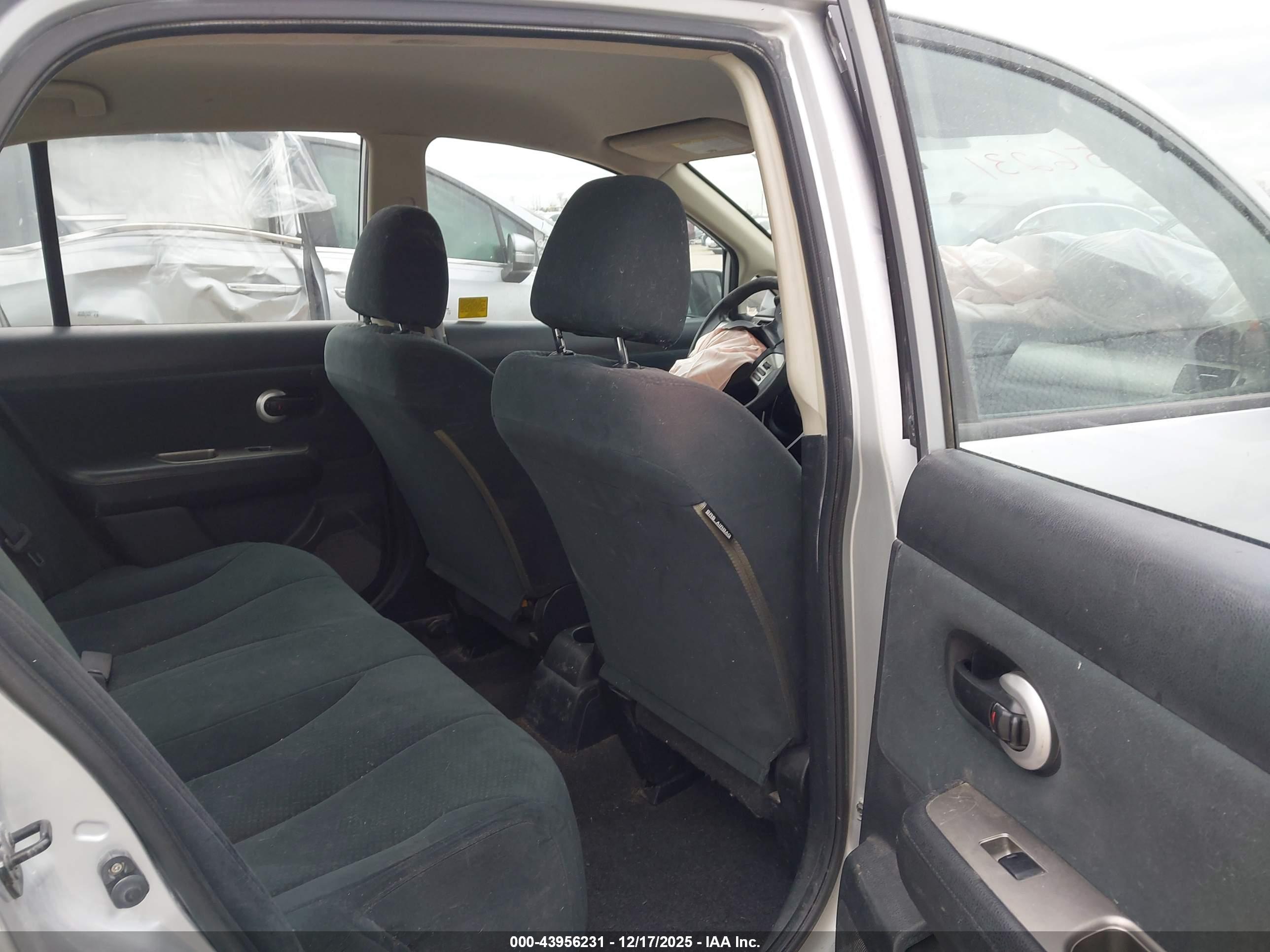 NISSAN VERSA image 8