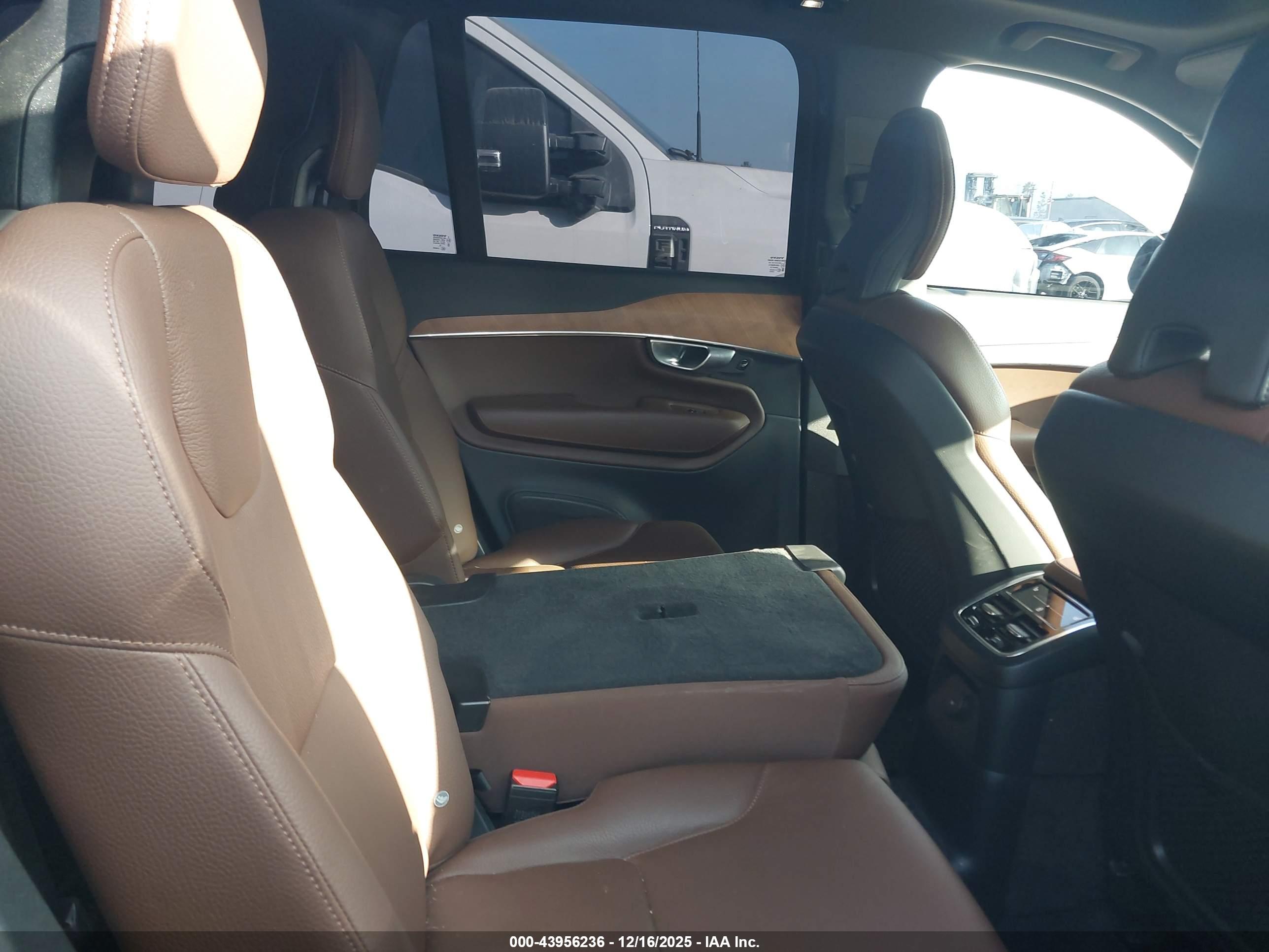 VOLVO XC90 image 8