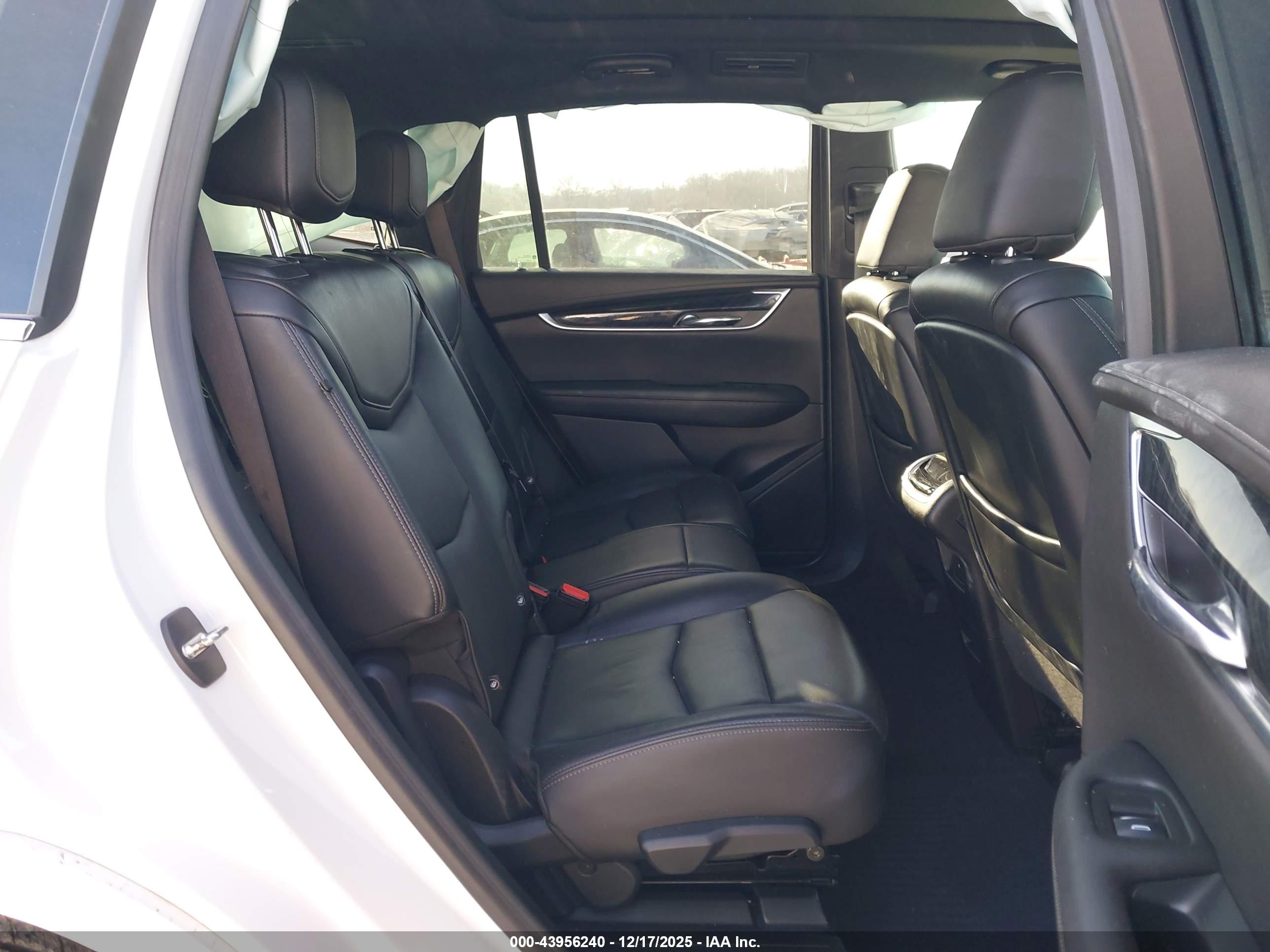 CADILLAC XT6 image 8