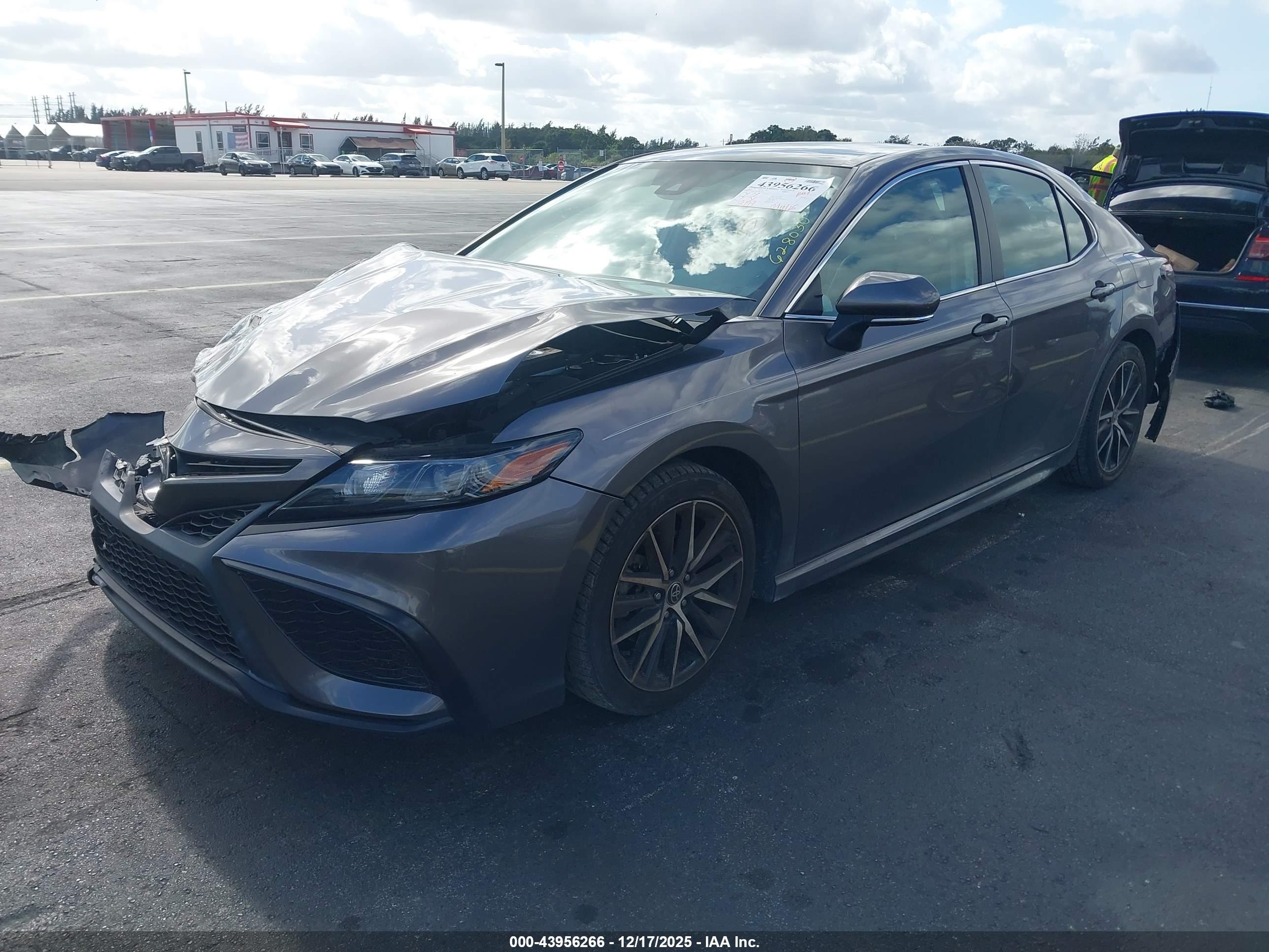 TOYOTA CAMRY image 2