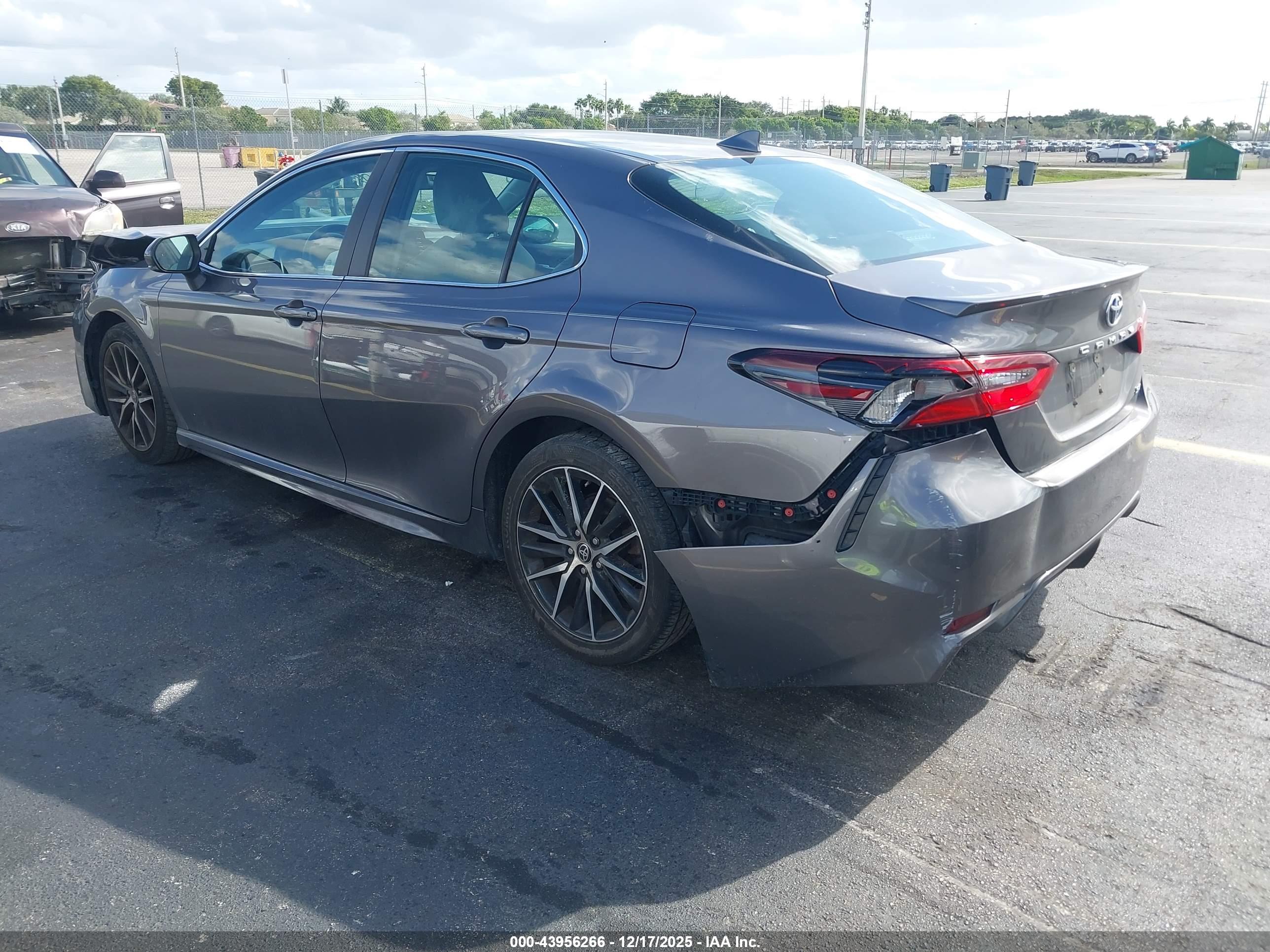 TOYOTA CAMRY image 3