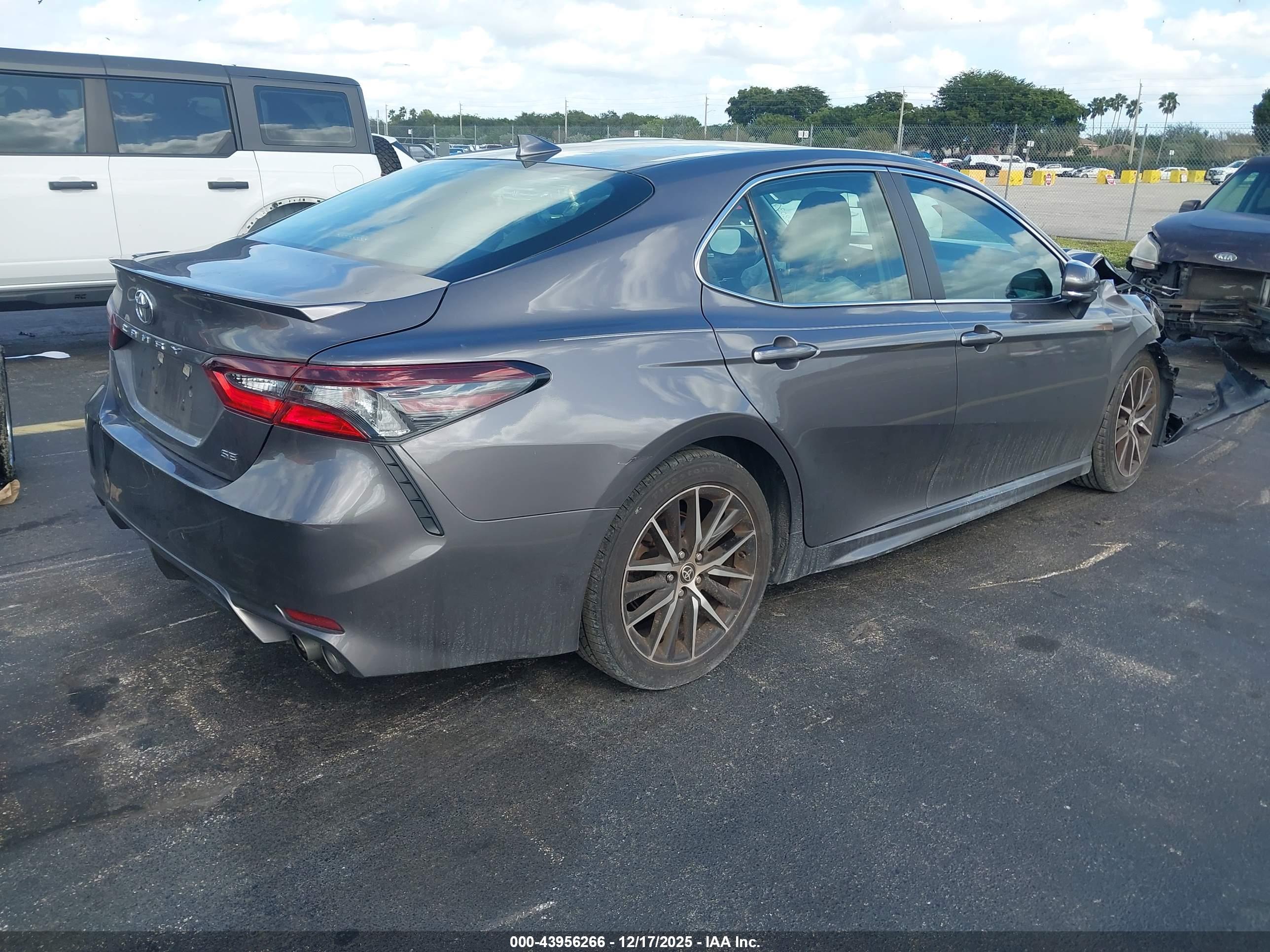 TOYOTA CAMRY image 4