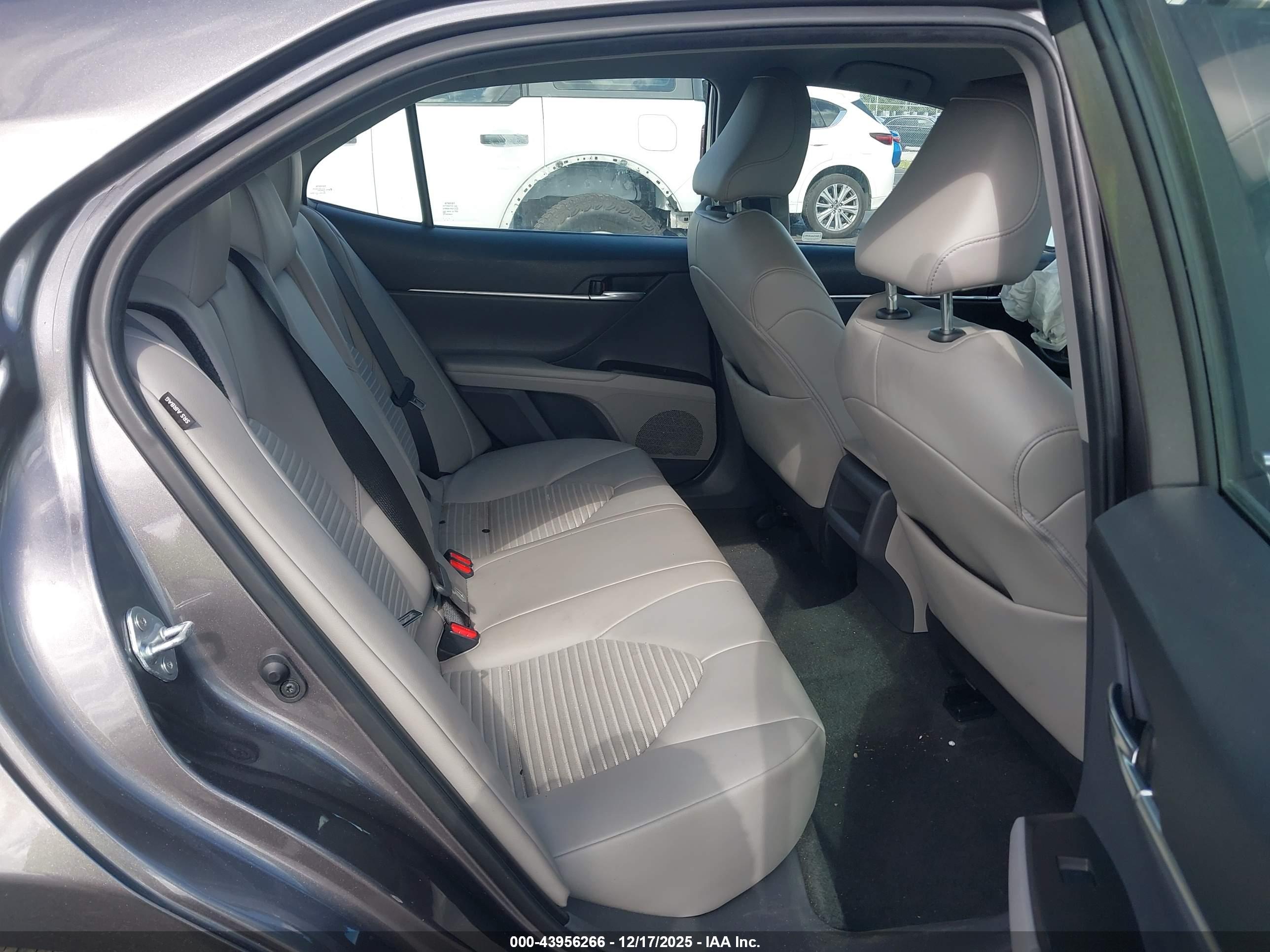 TOYOTA CAMRY image 8