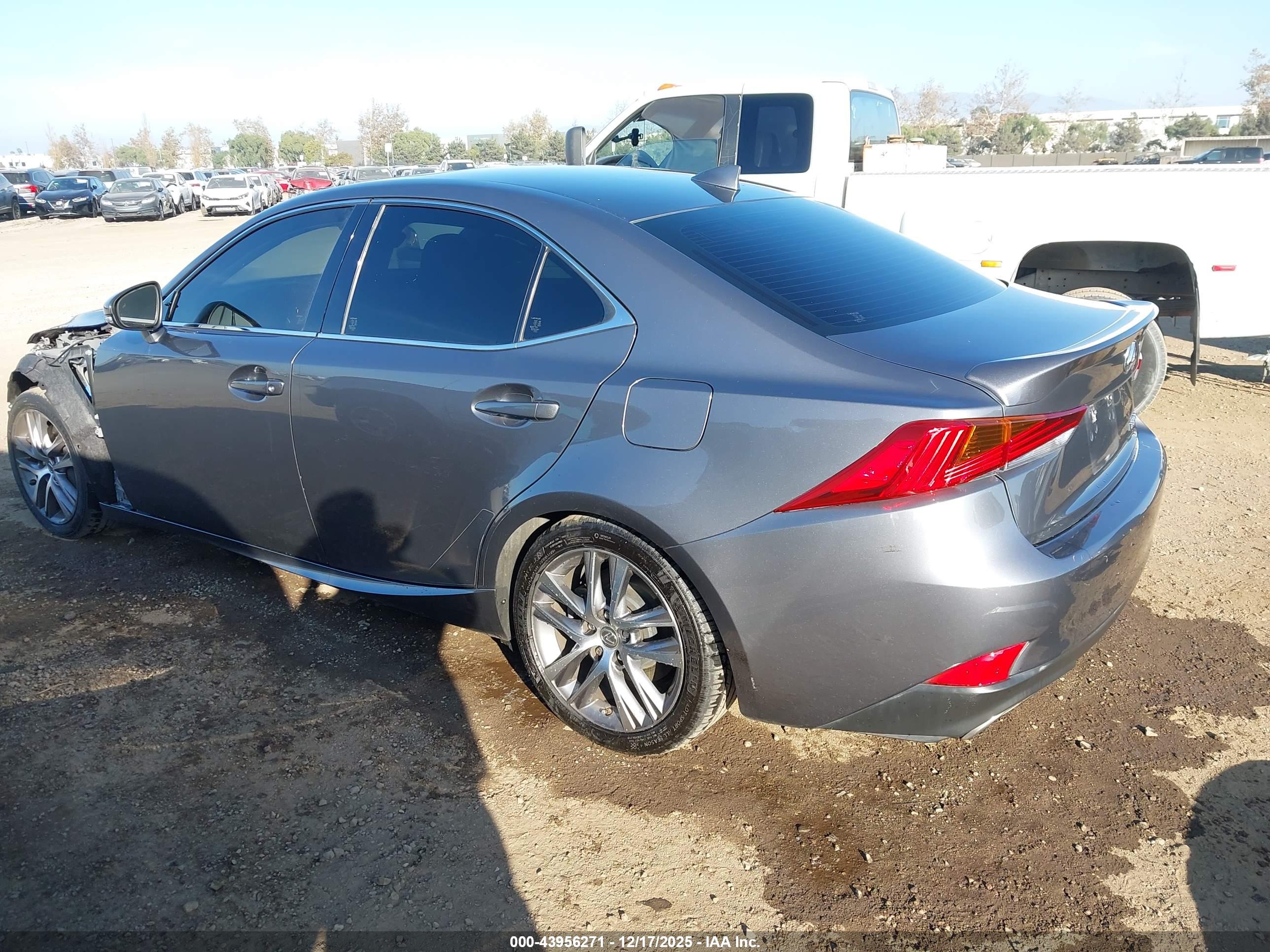 LEXUS IS image 3