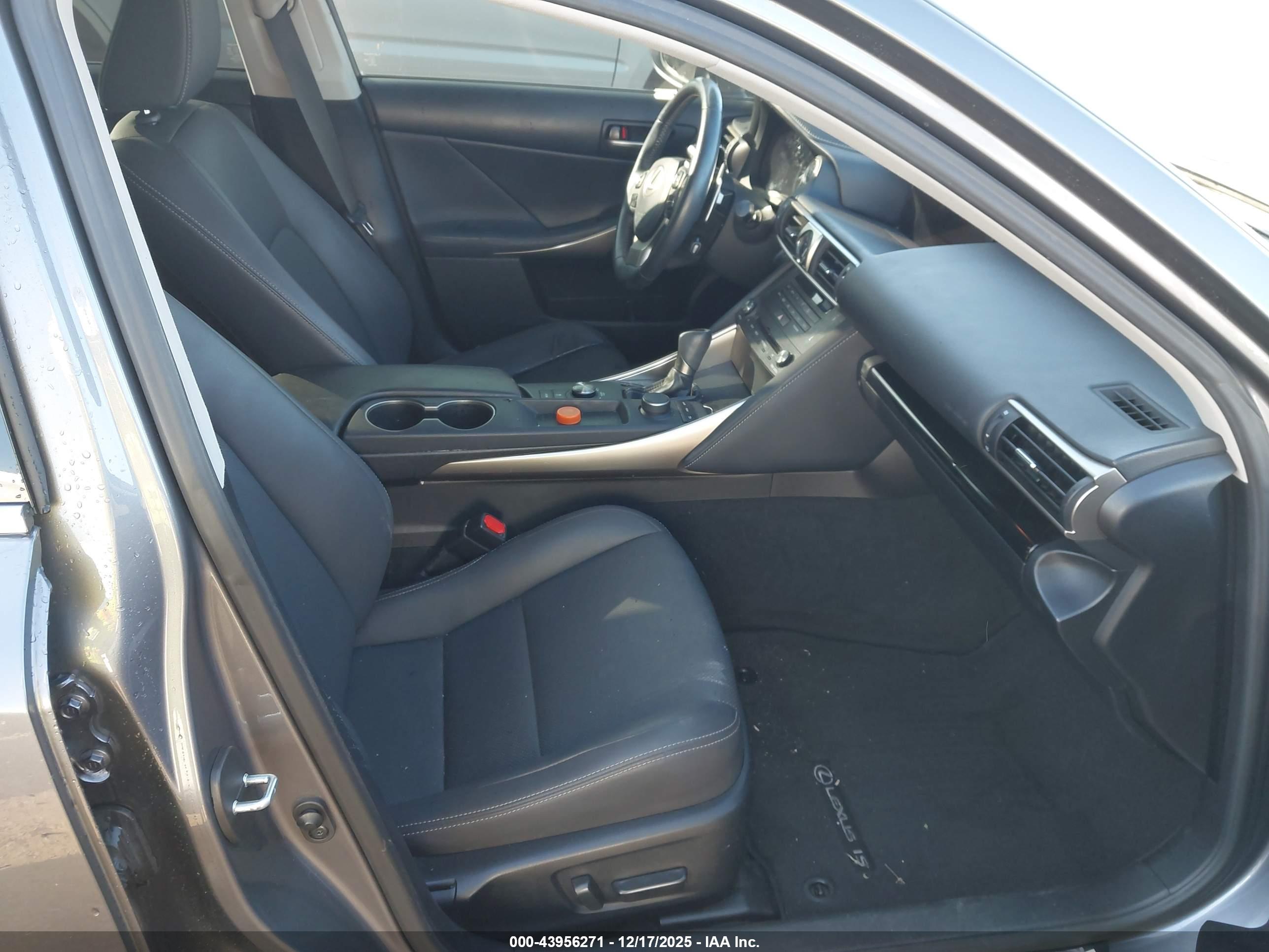 LEXUS IS image 5