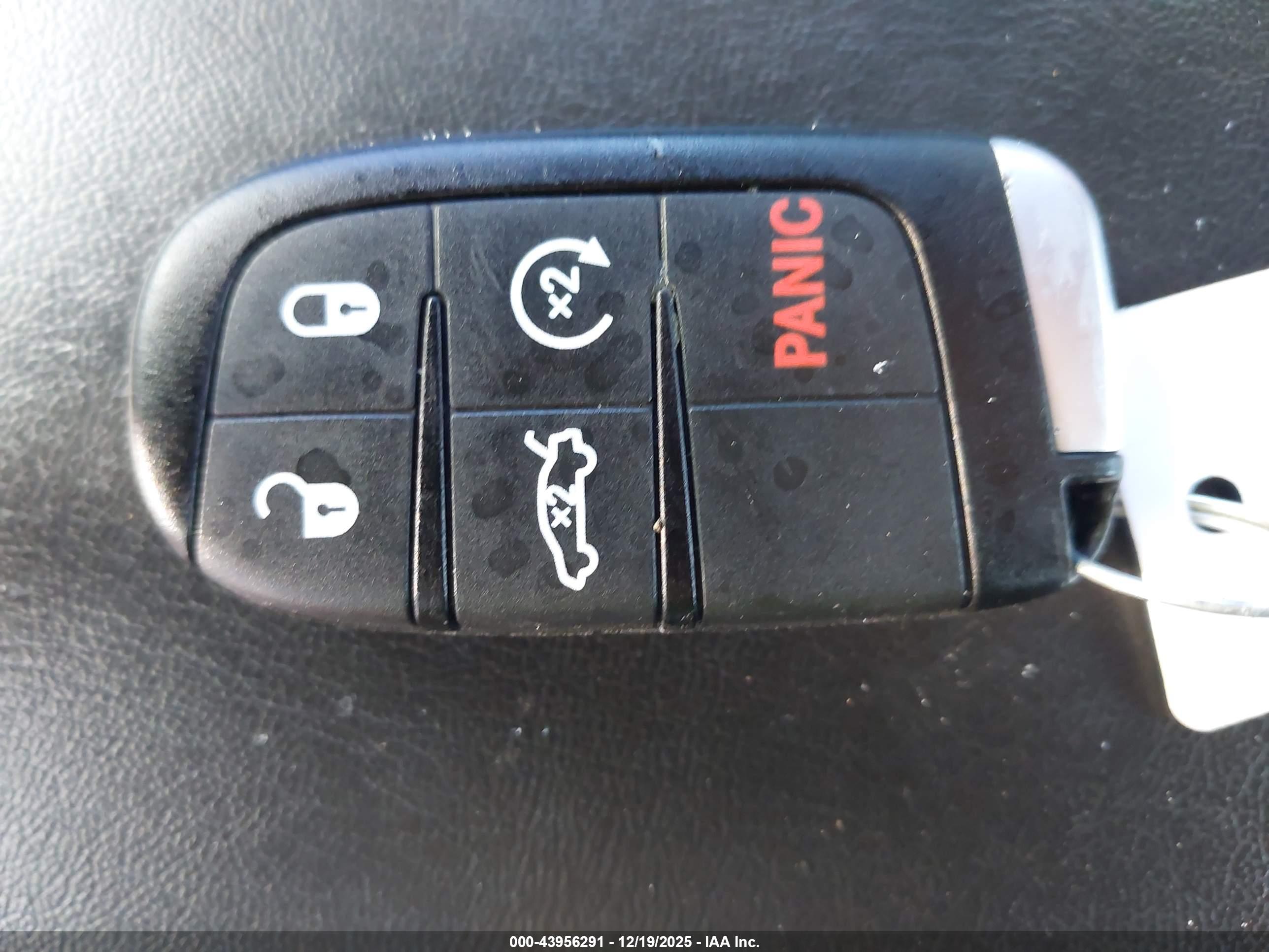 CHRYSLER 300 image 11